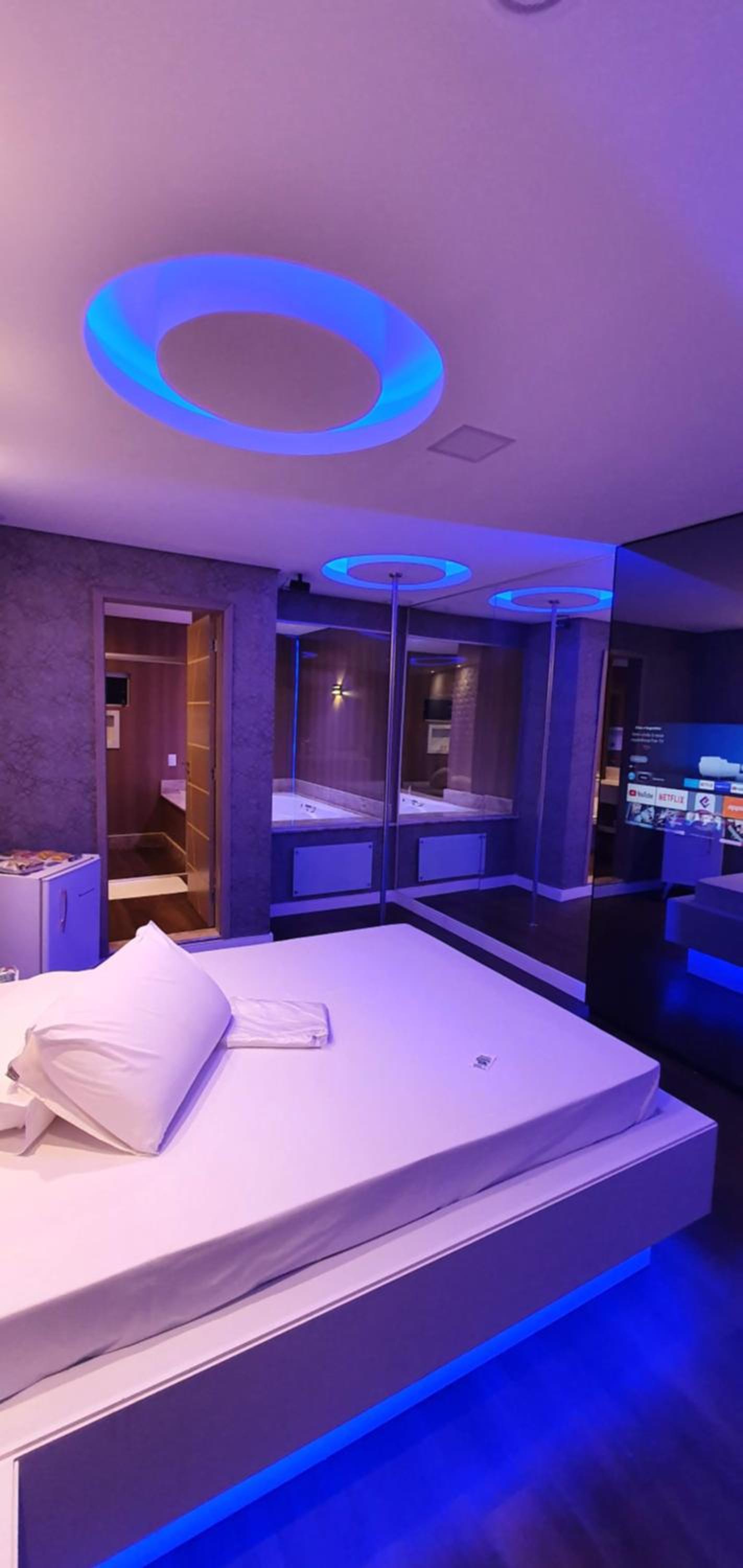 Deluxe Suite with Spa Bath - Photo 57