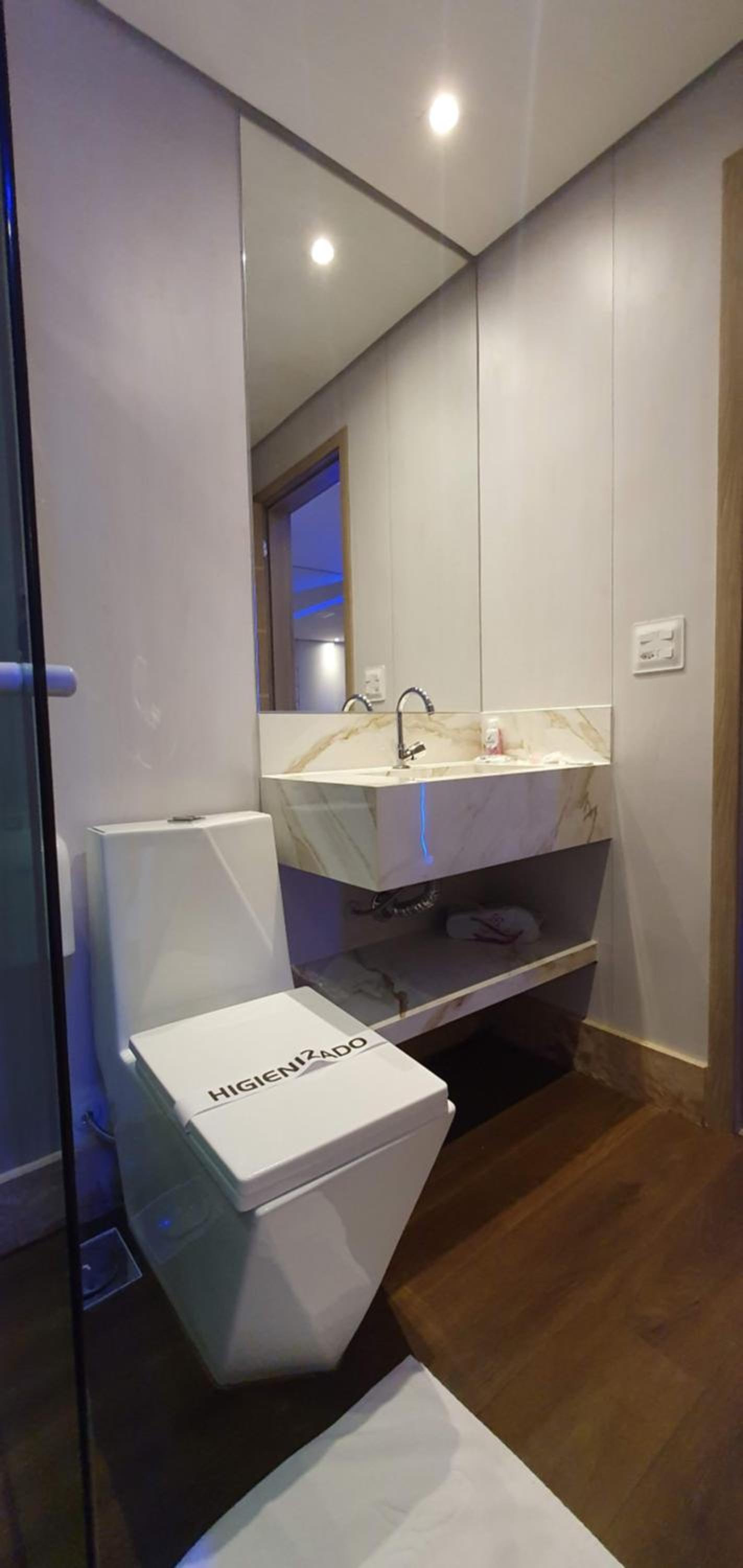 Deluxe Suite with Spa Bath - Photo 39