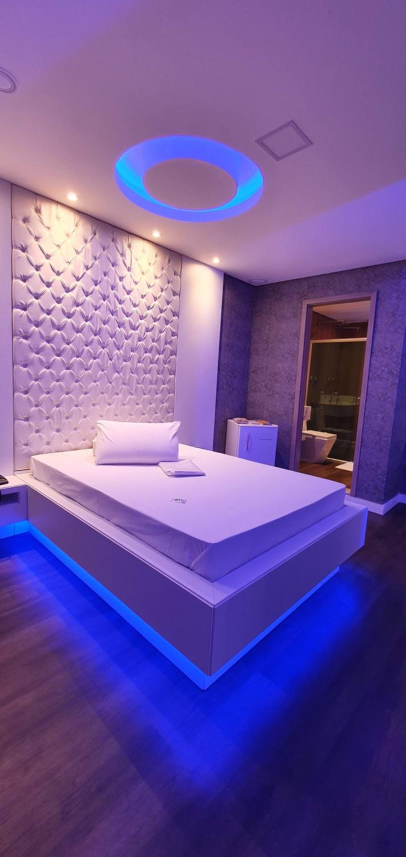 Deluxe Suite with Spa Bath - Photo 8