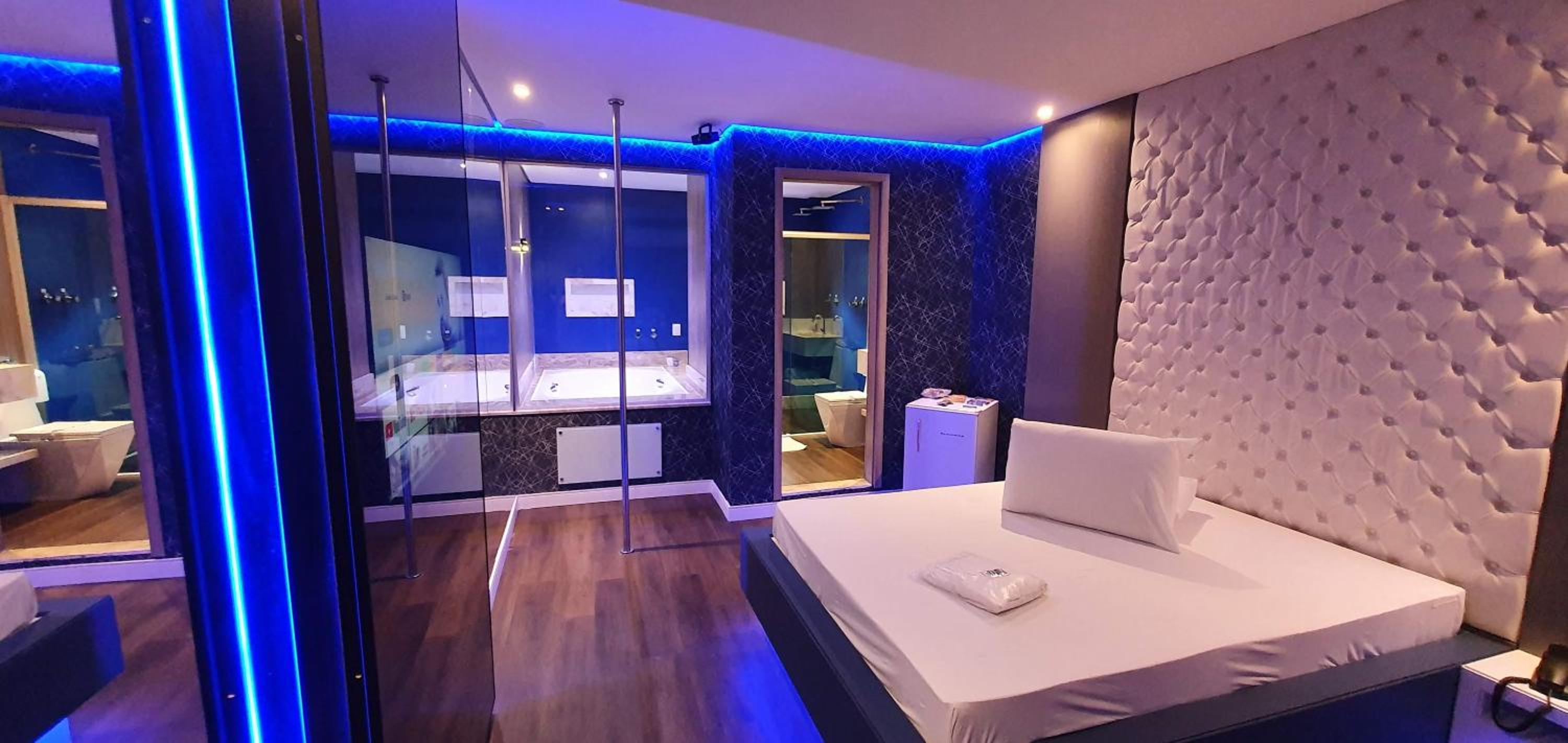 Deluxe Suite with Spa Bath - Photo 59