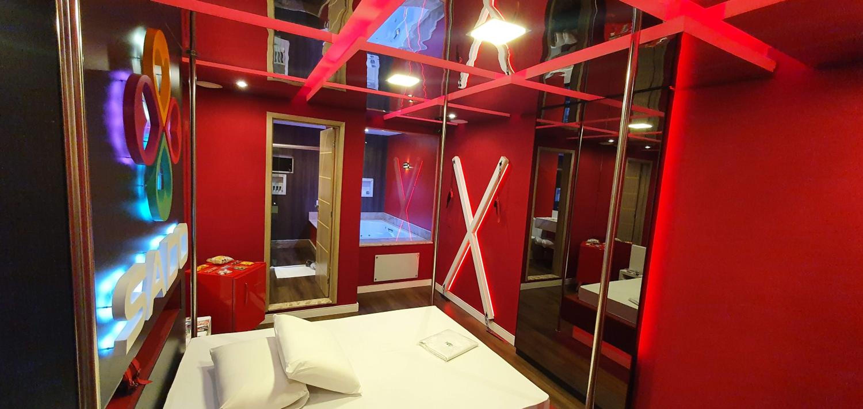 Deluxe Suite with Spa Bath - Photo 9