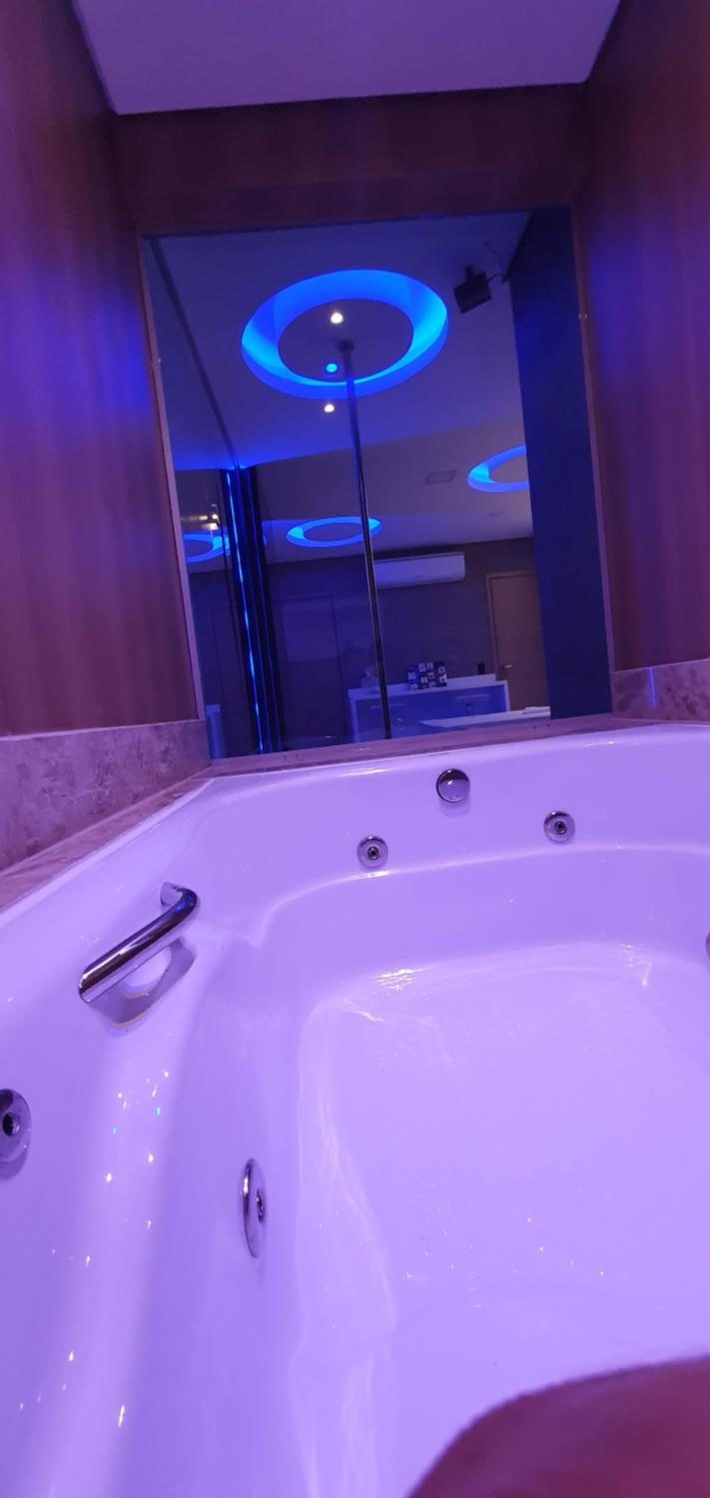 Deluxe Suite with Spa Bath - Photo 7