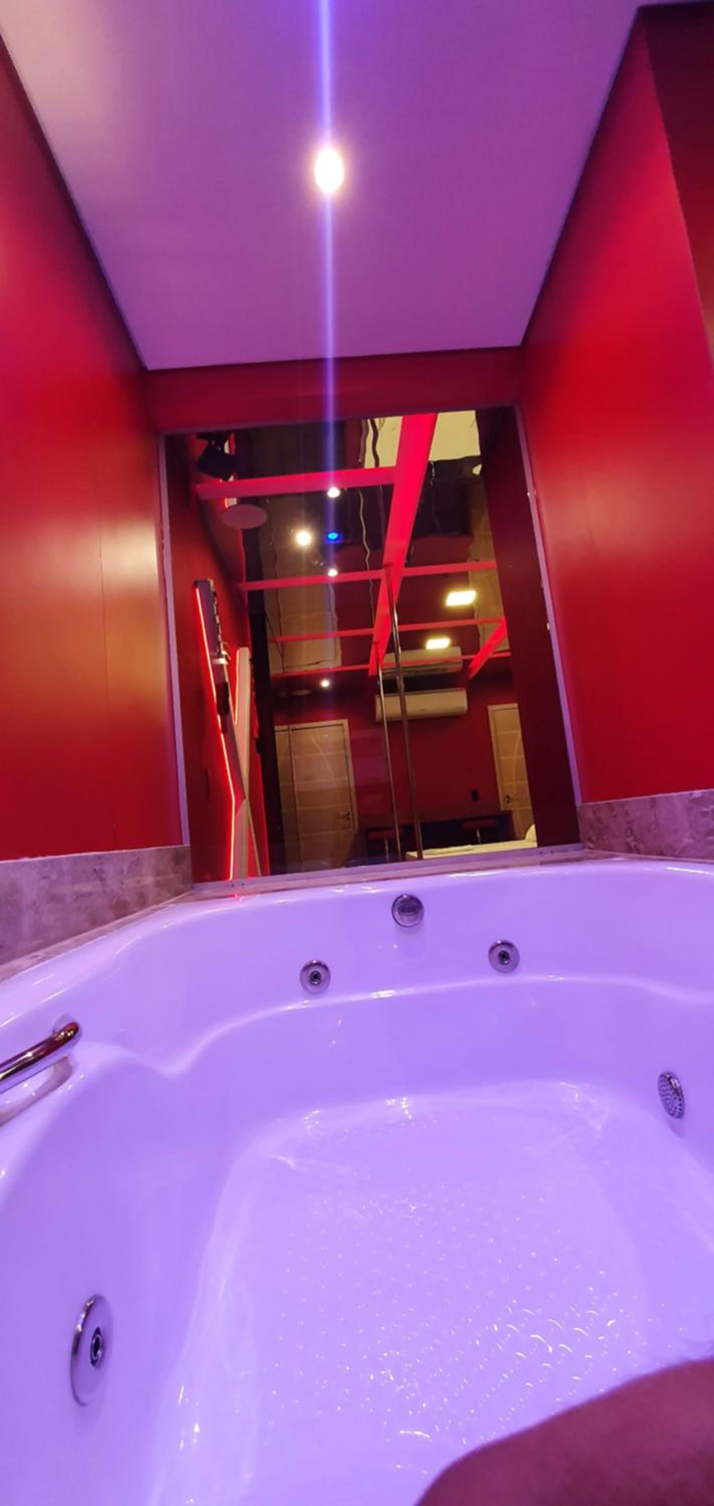 Deluxe Suite with Spa Bath - Photo 5