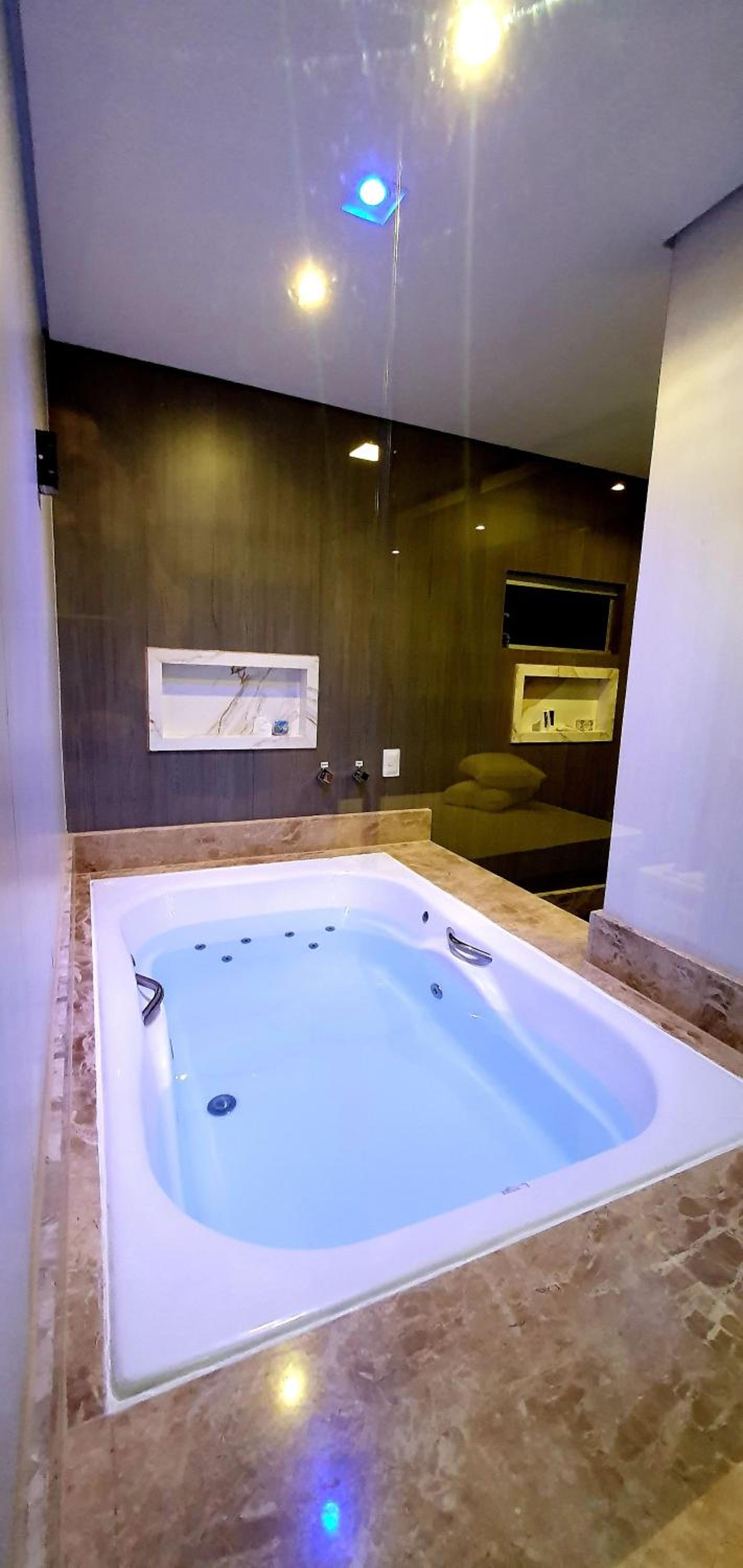 Deluxe Suite with Spa Bath - Photo 4