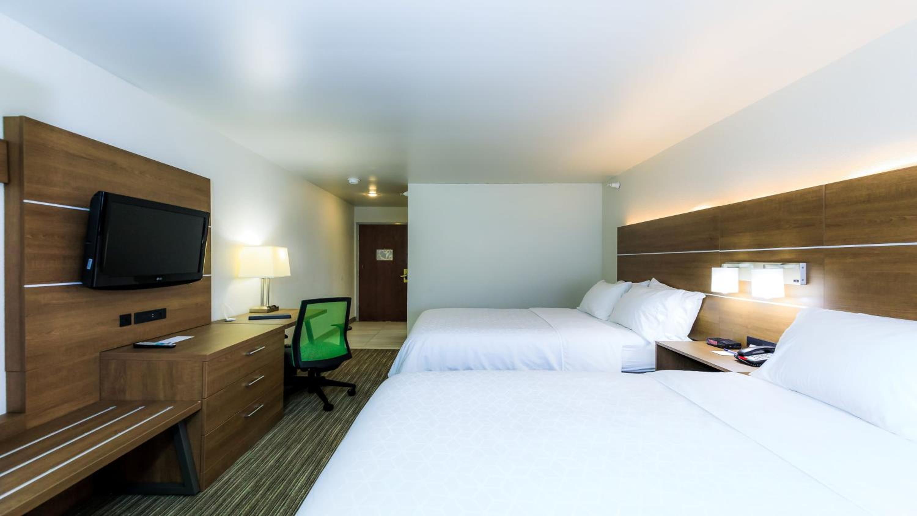 Standard Room with Two Queen Beds - Photo 3