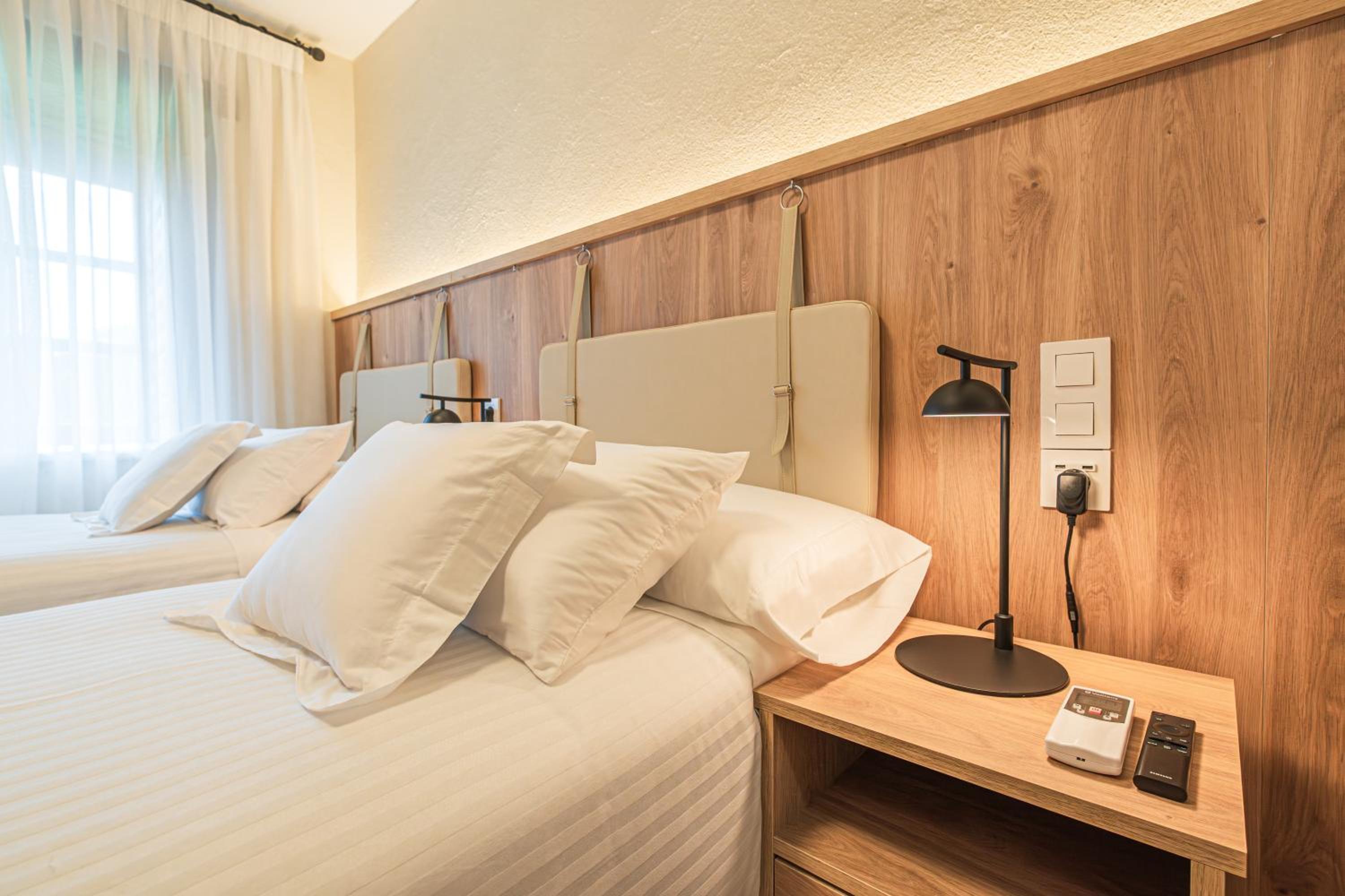 Double or Twin Room with Private Bathroom - Photo 10