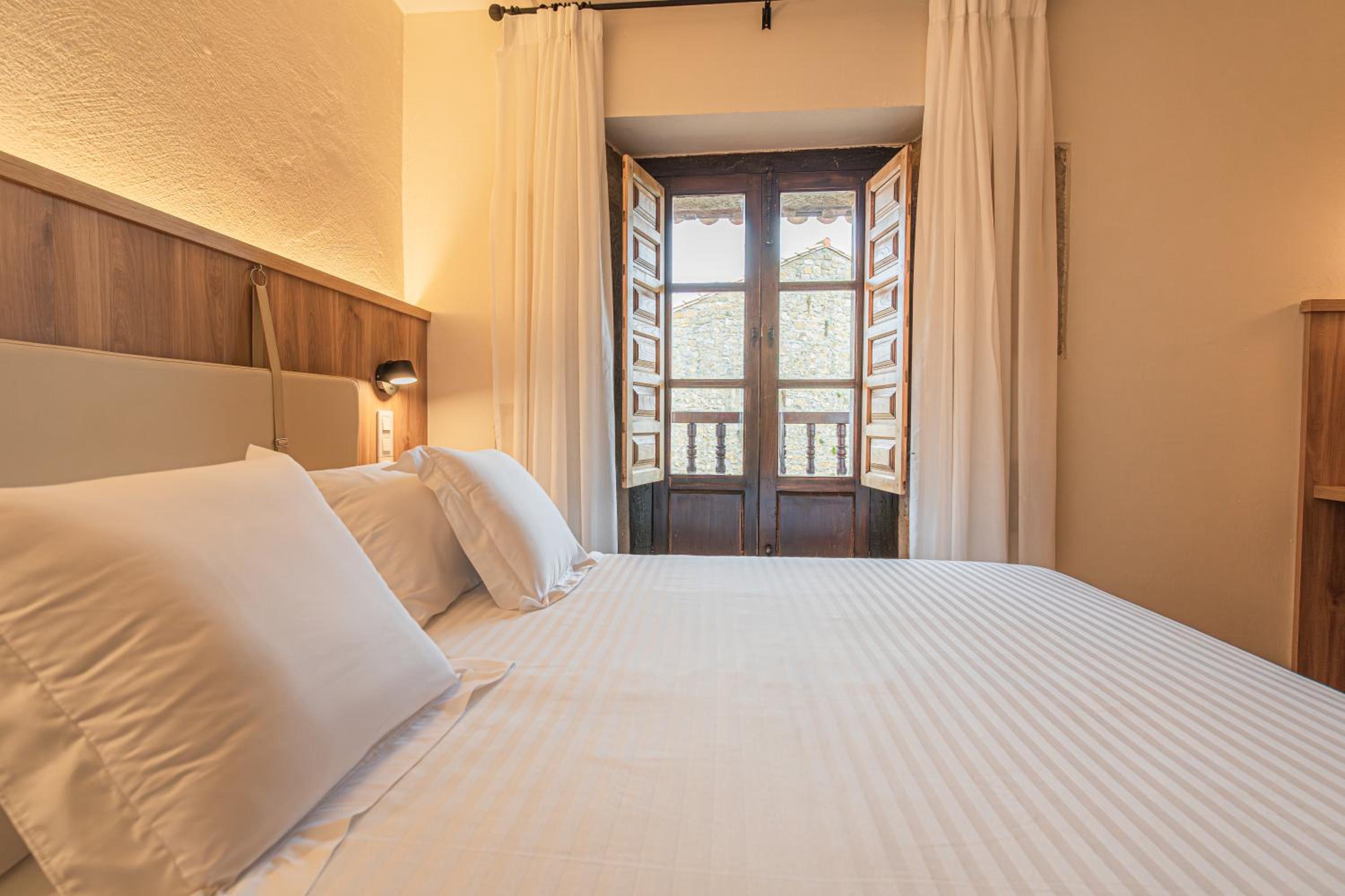 Double or Twin Room with Private Bathroom - Photo 15