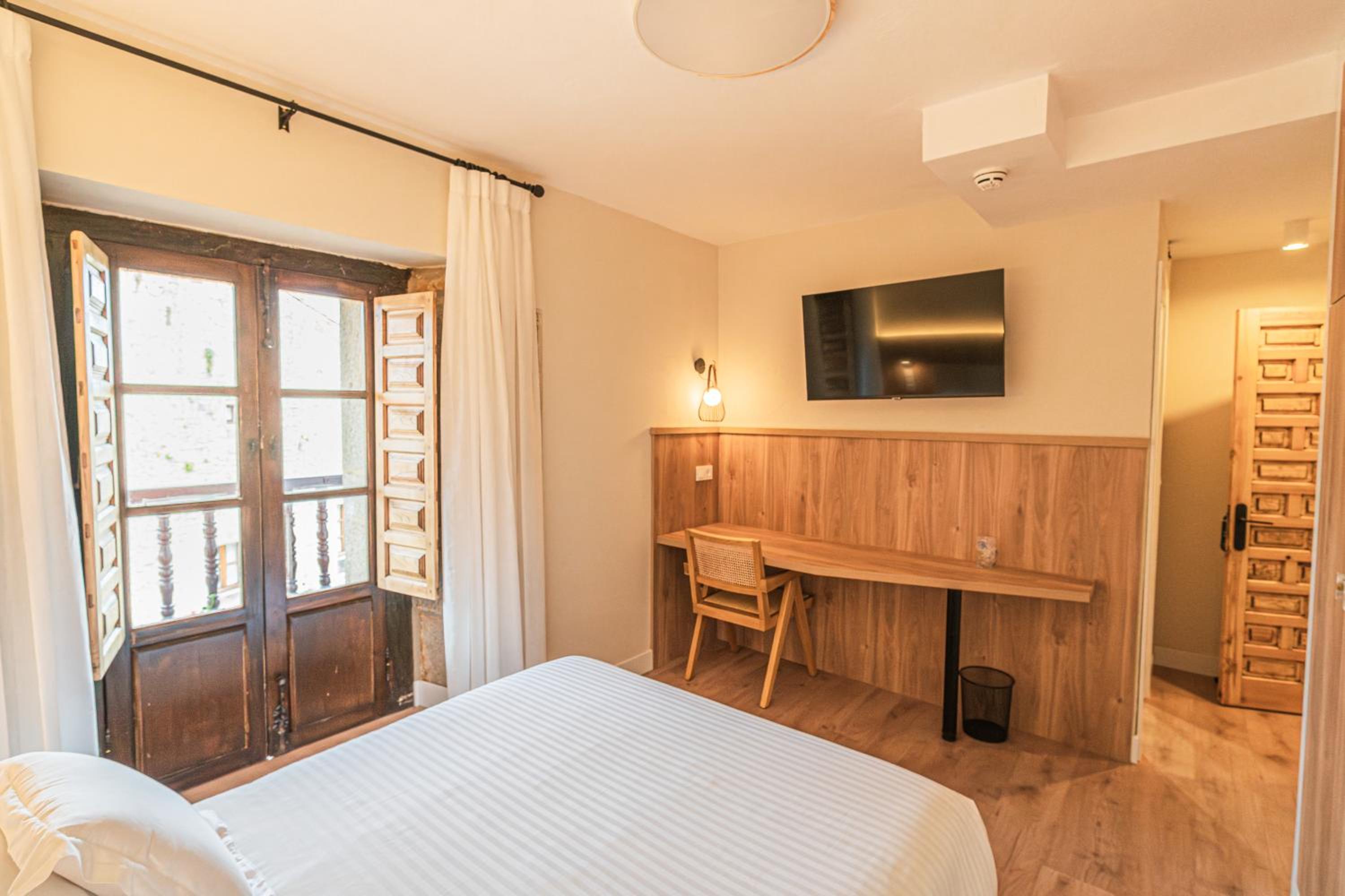 Double or Twin Room with Private Bathroom - Photo 25