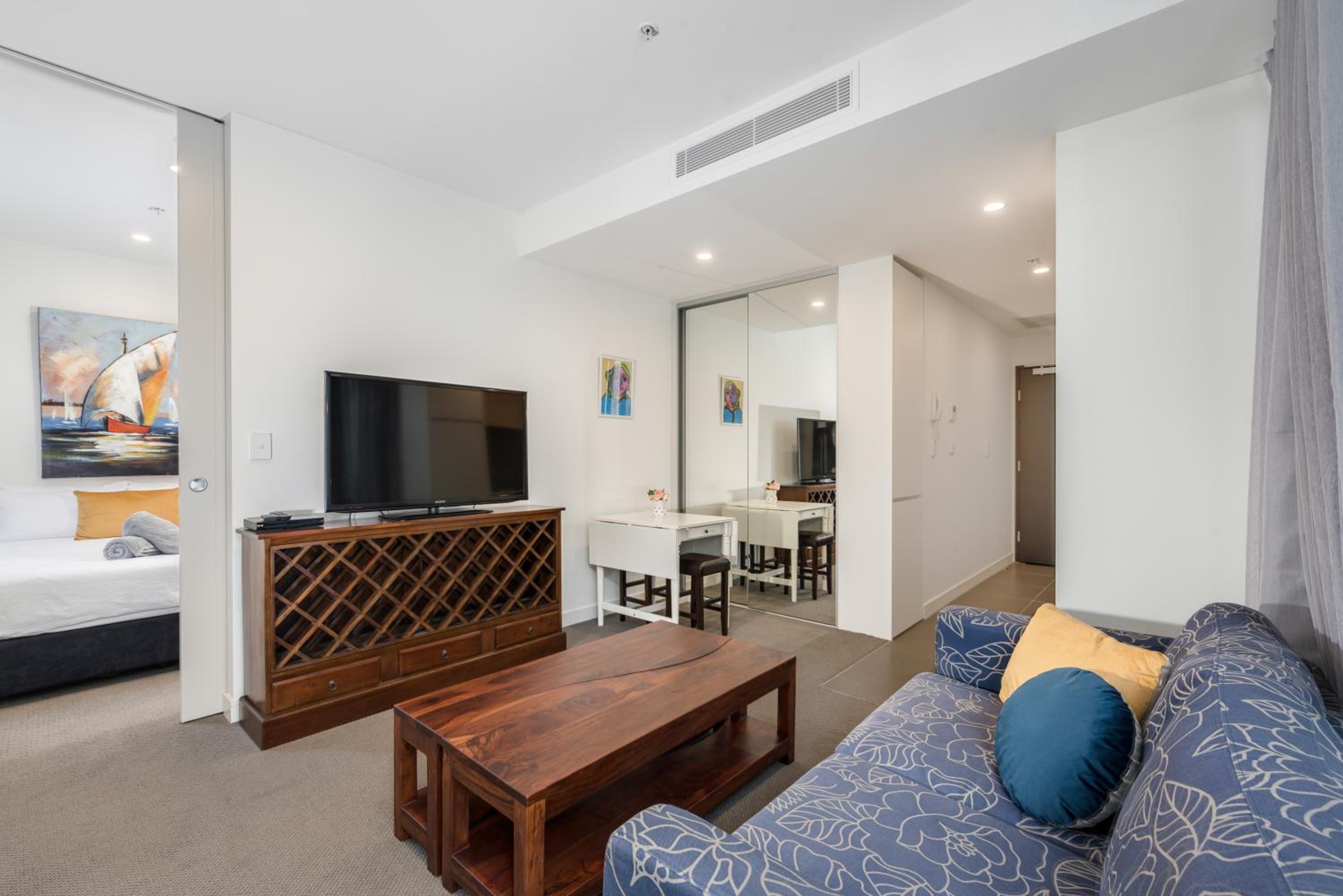 One-Bedroom Apartment photo 1