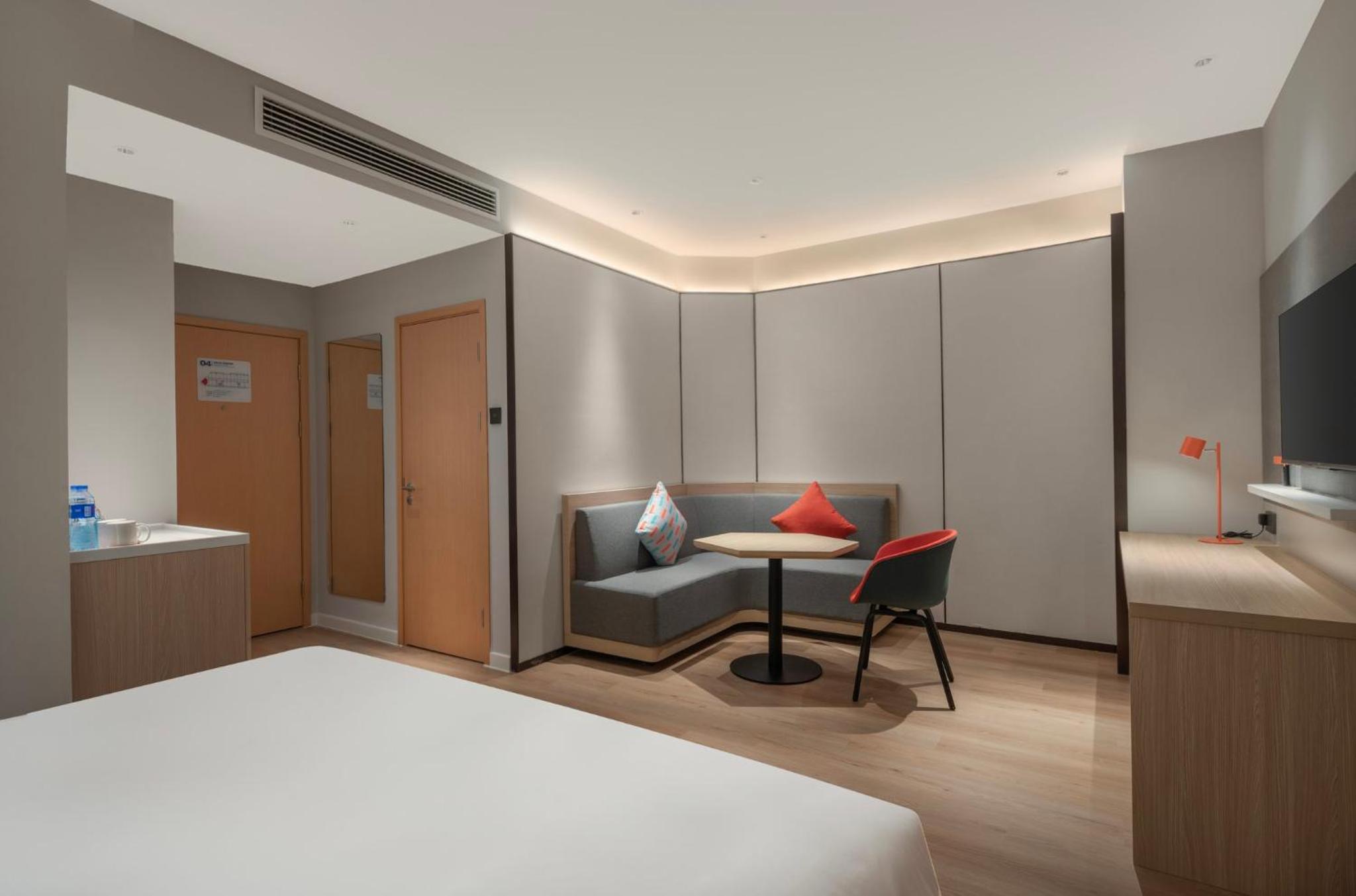 Standard King Room with Balcony photo 2