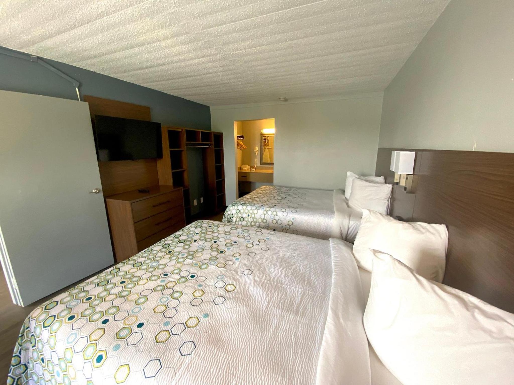 Suite with Two Queen Beds Non-Smoking - Photo 3