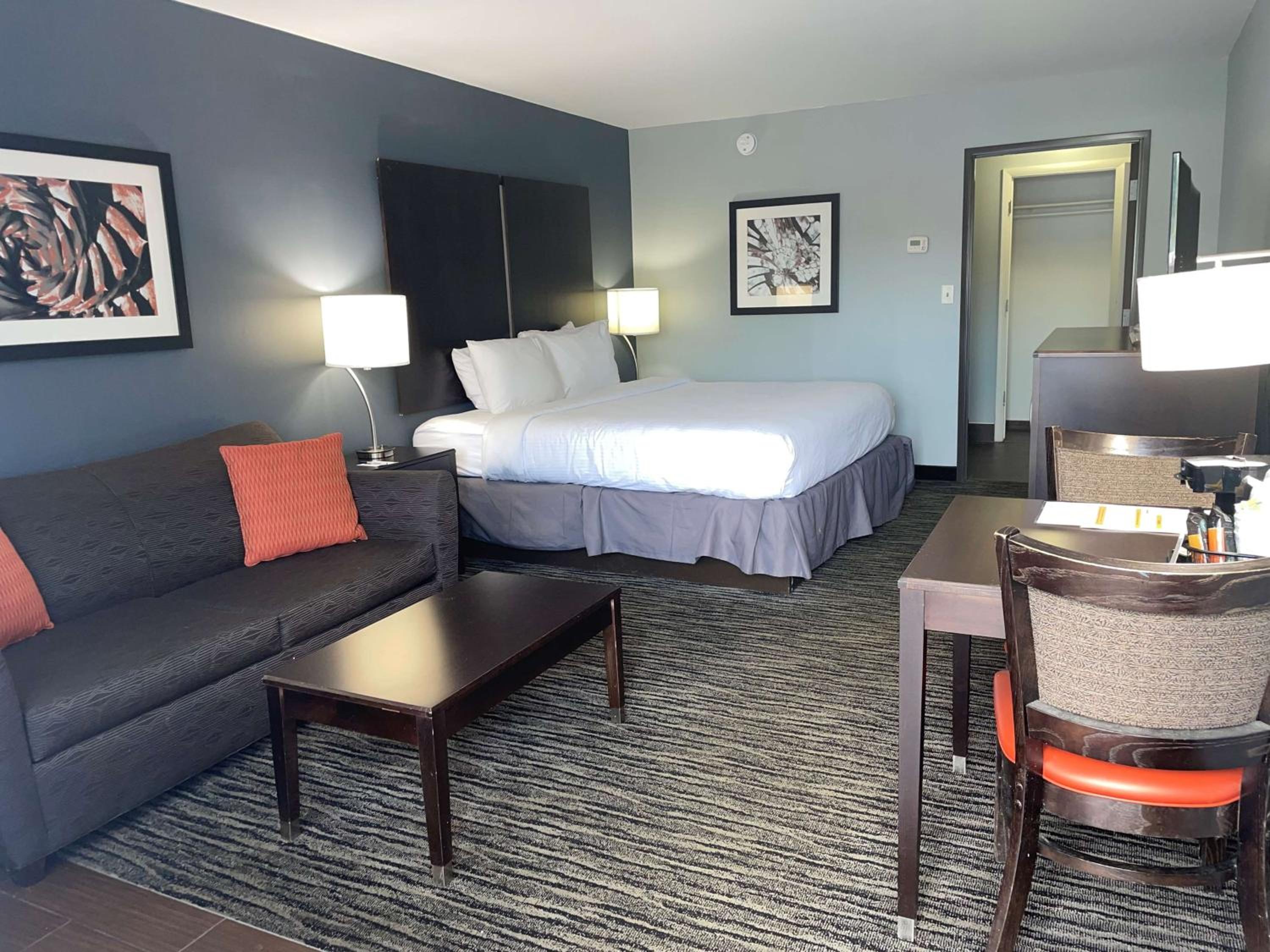King Room with Sofa Bed and Exterior Access - Non-Smoking - Photo 4