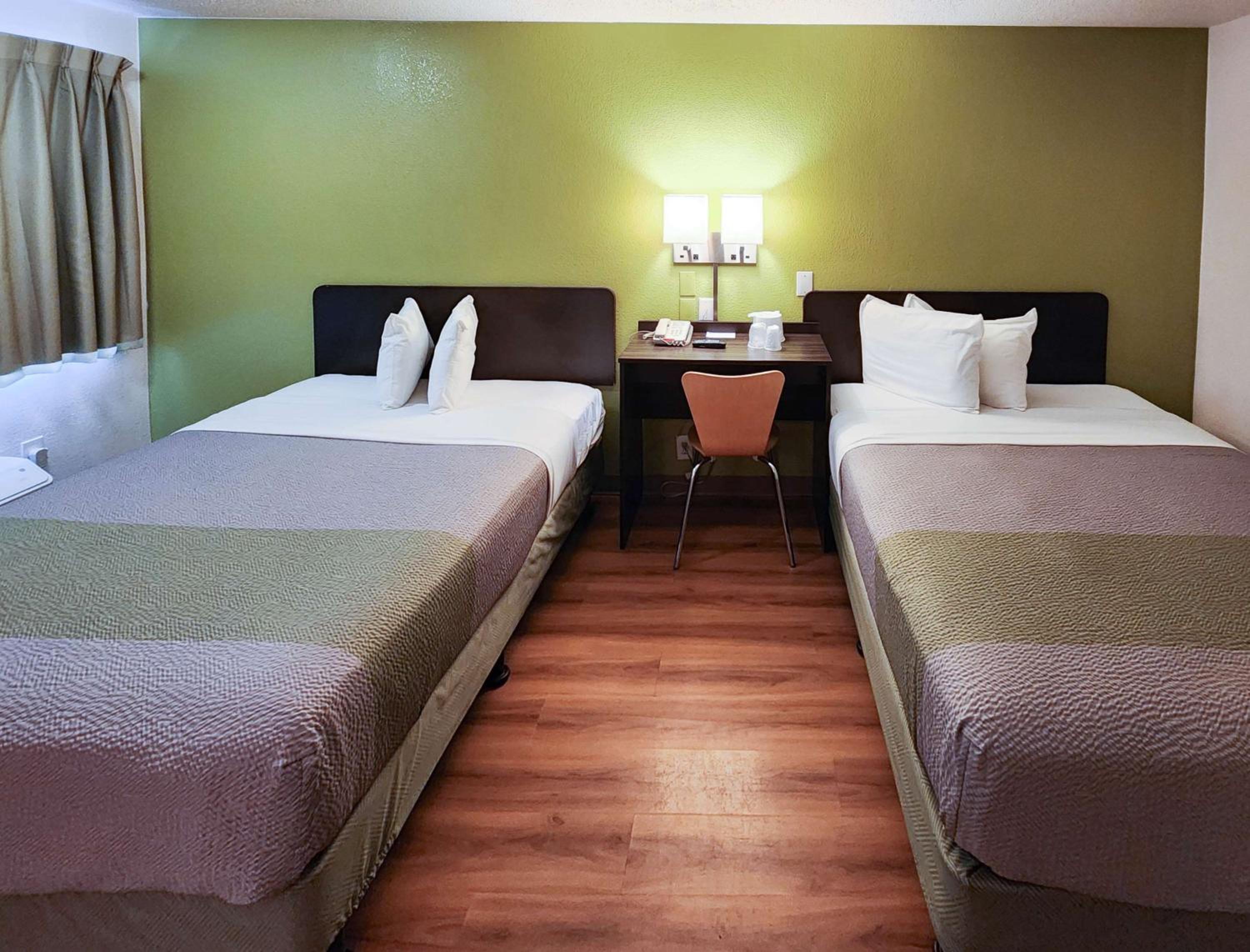 2 Queen Beds | ADA/Roll-In Shower photo 3