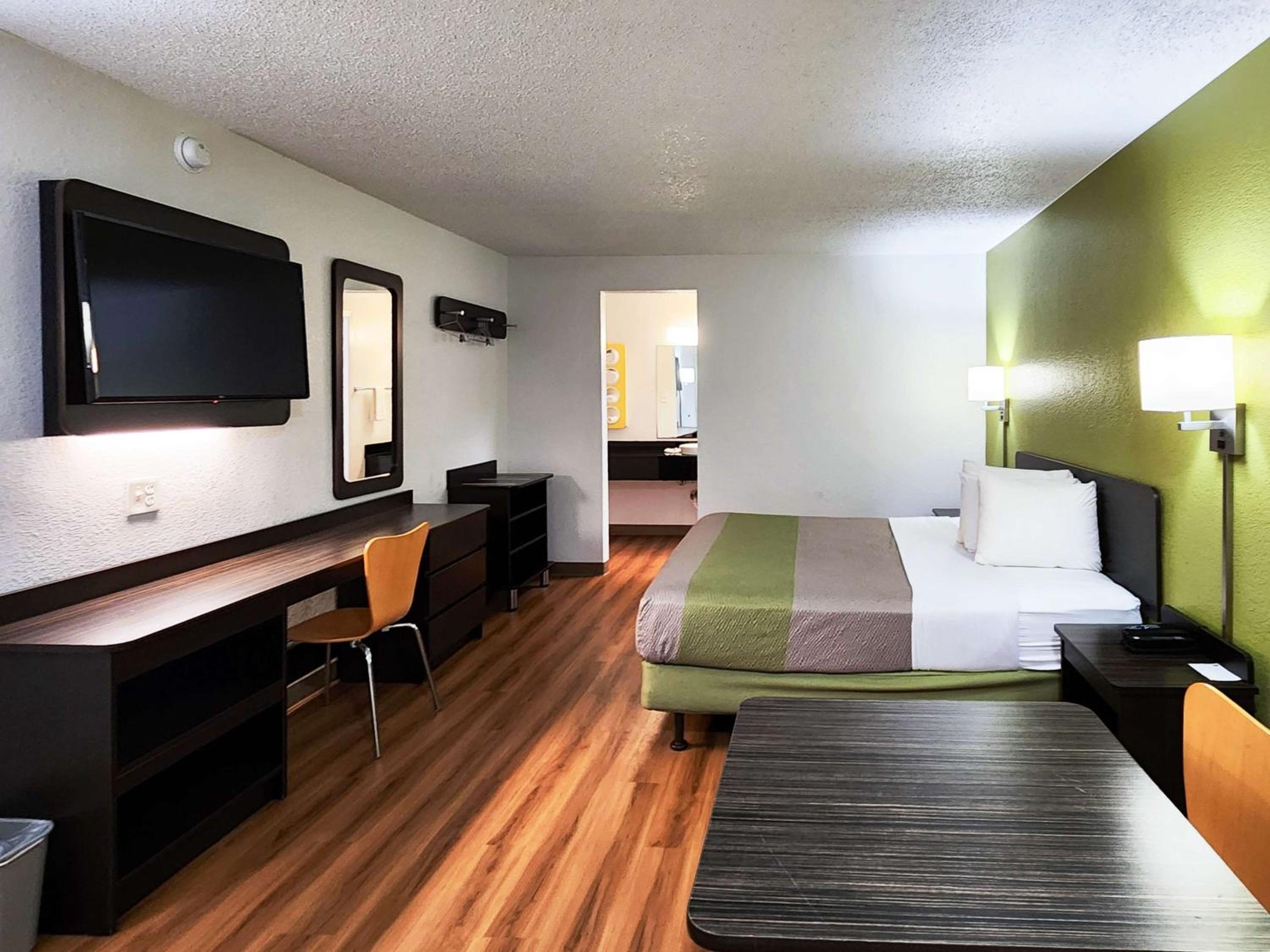 1 King Bed | Micfridge photo 3