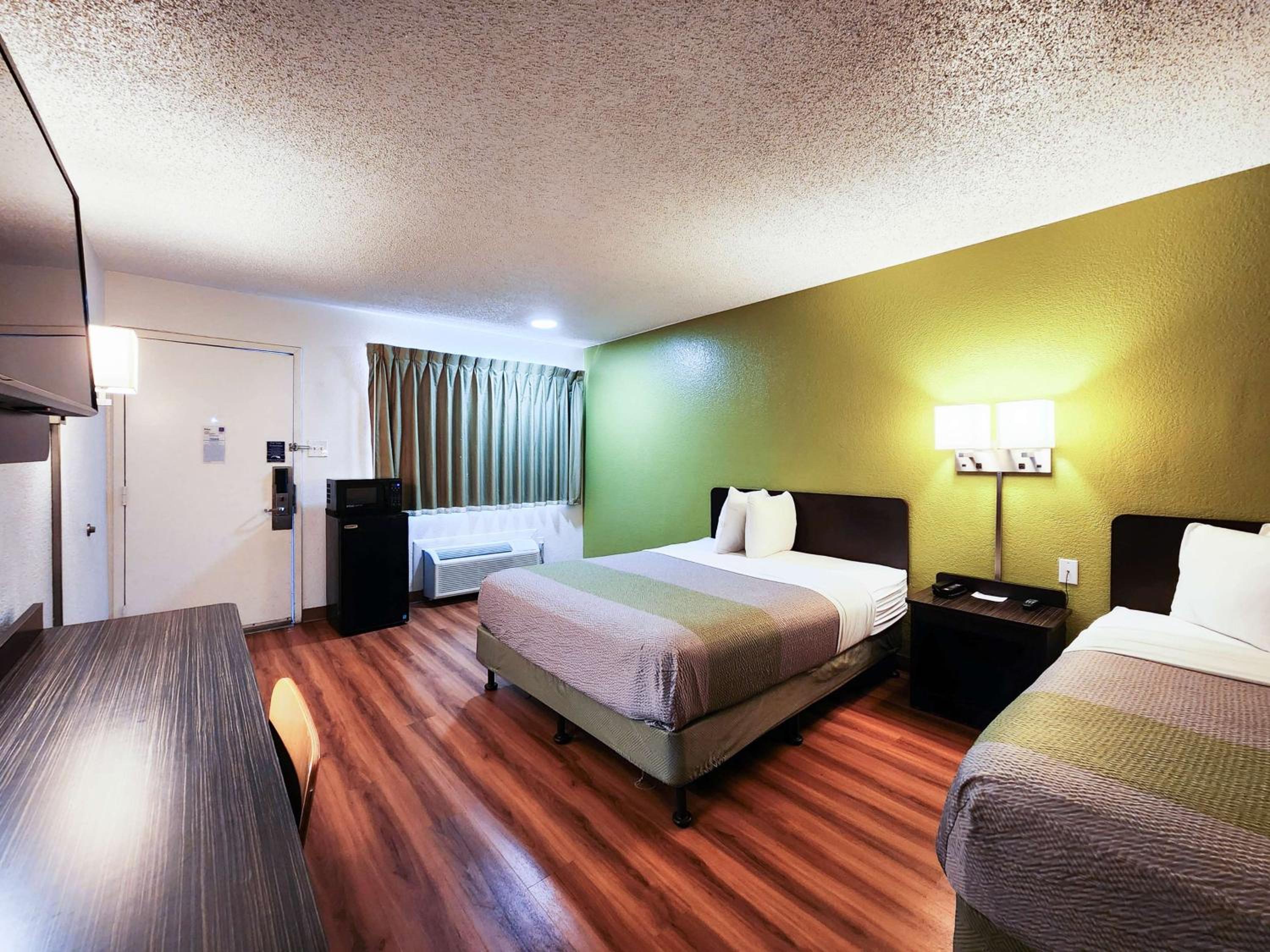 2 Queen Beds | Micfridge photo 3