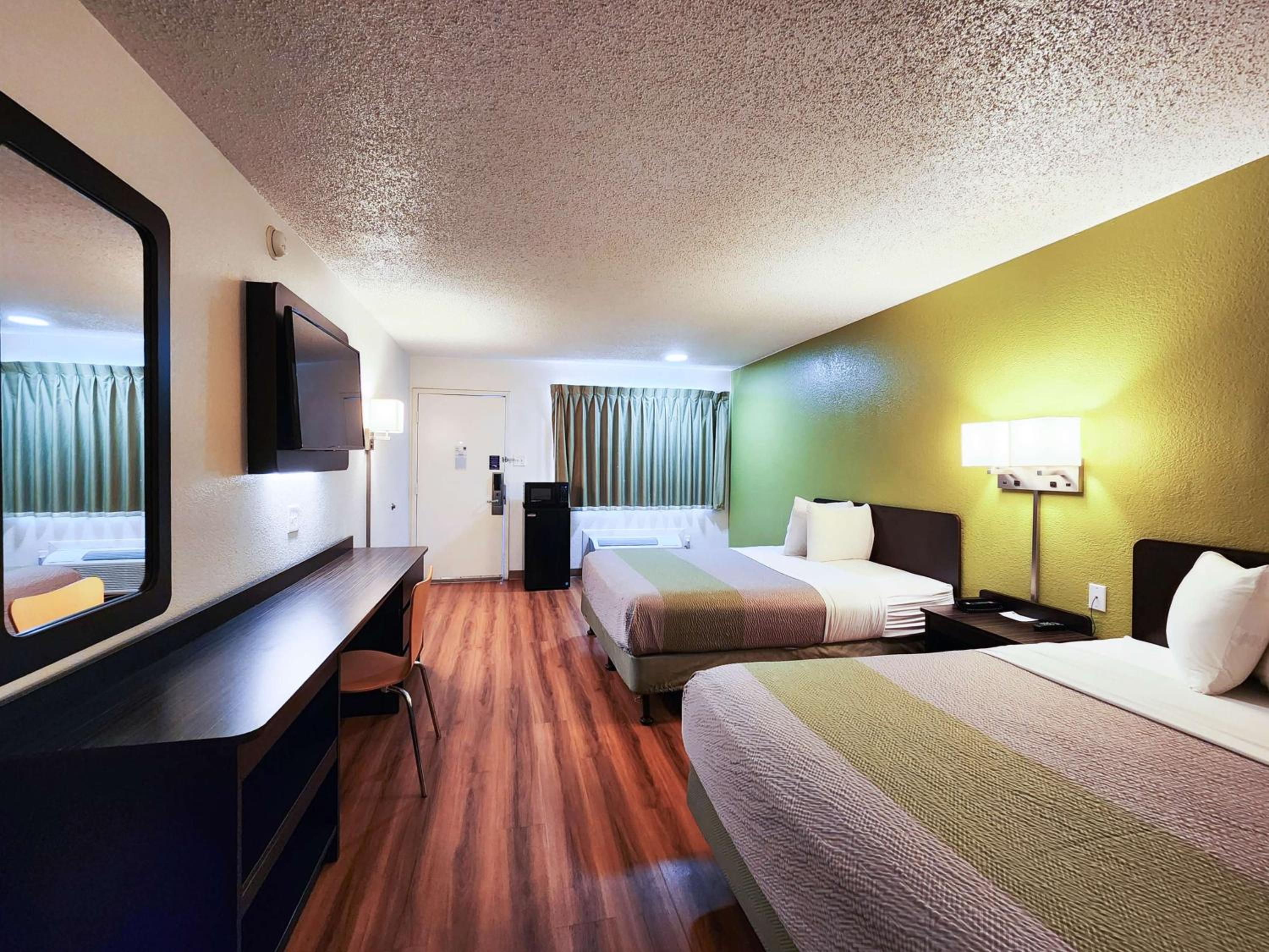 2 Queen Beds | Micfridge photo 2