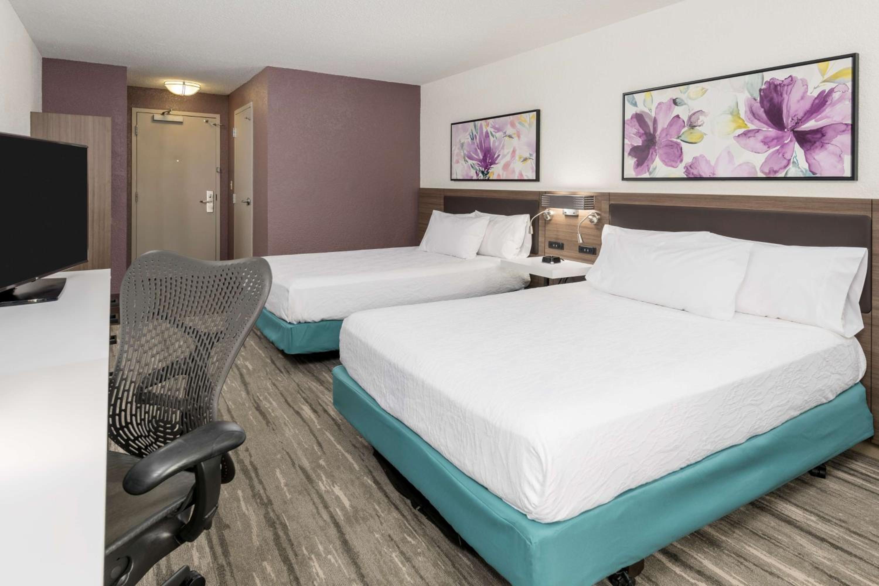 Queen Room with Two Queen Beds - Photo 4
