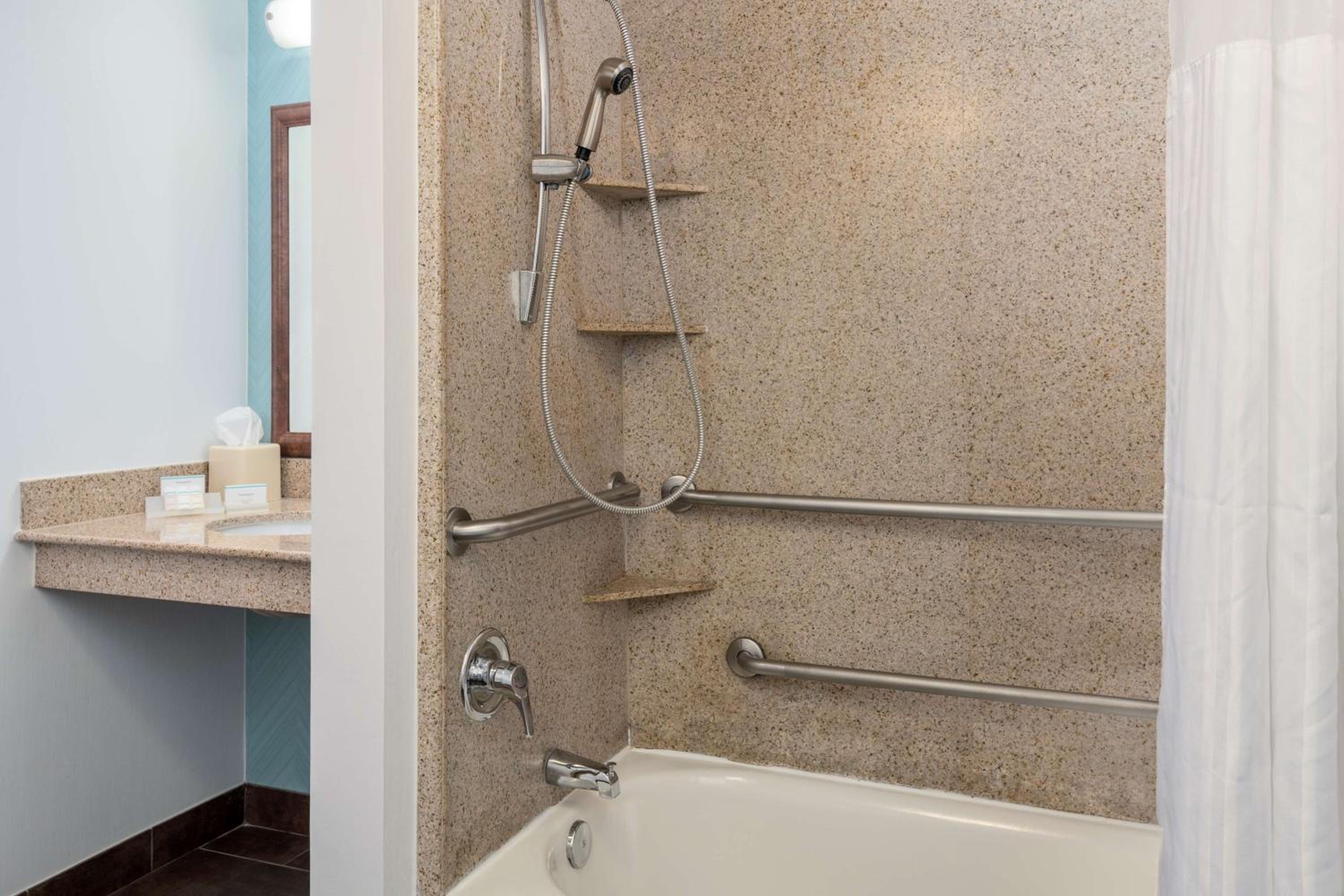 King Room with Accessible Tub - Mobility Access - Photo 5