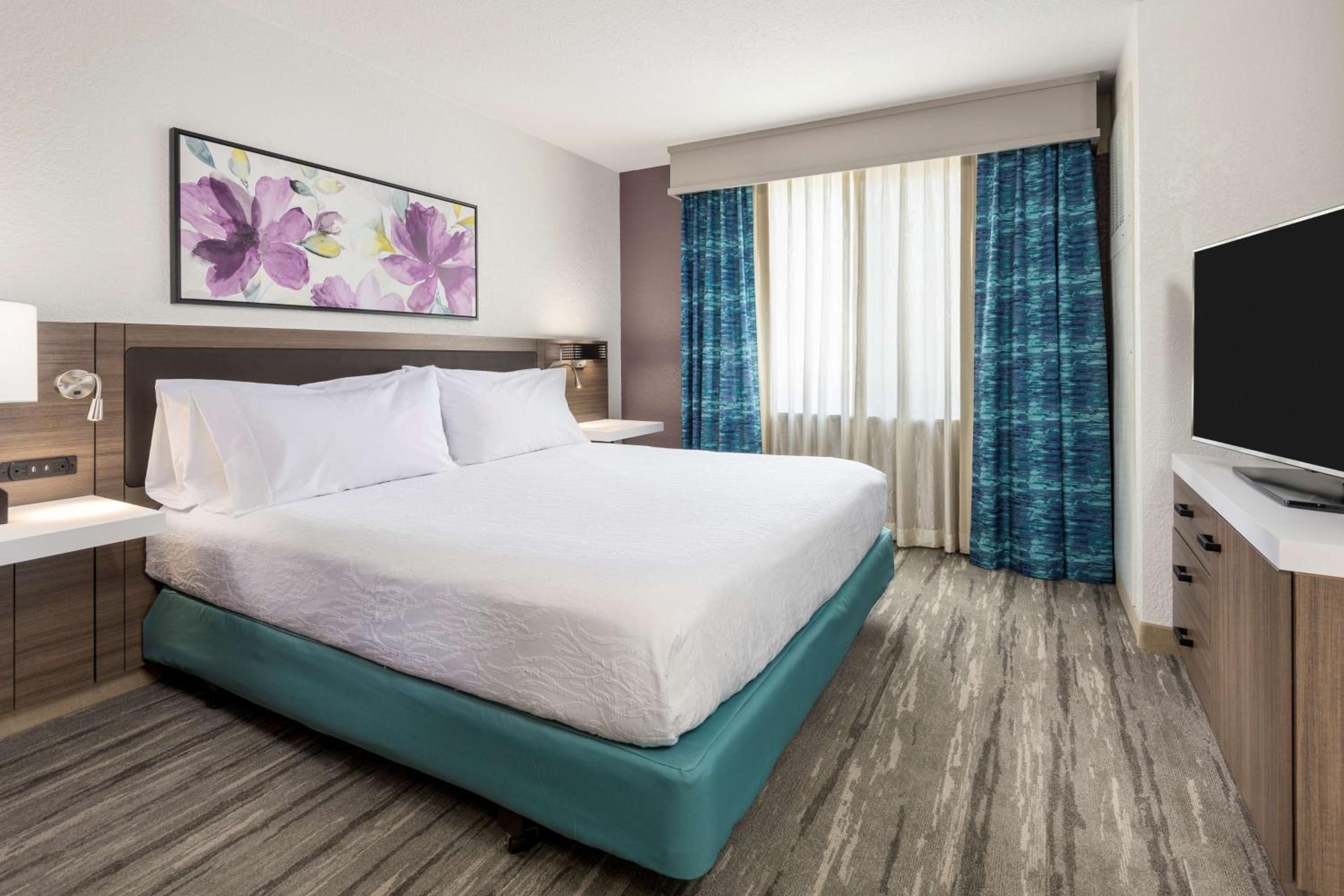 One-Bedroom King Suite with Sofa Bed - Photo 5