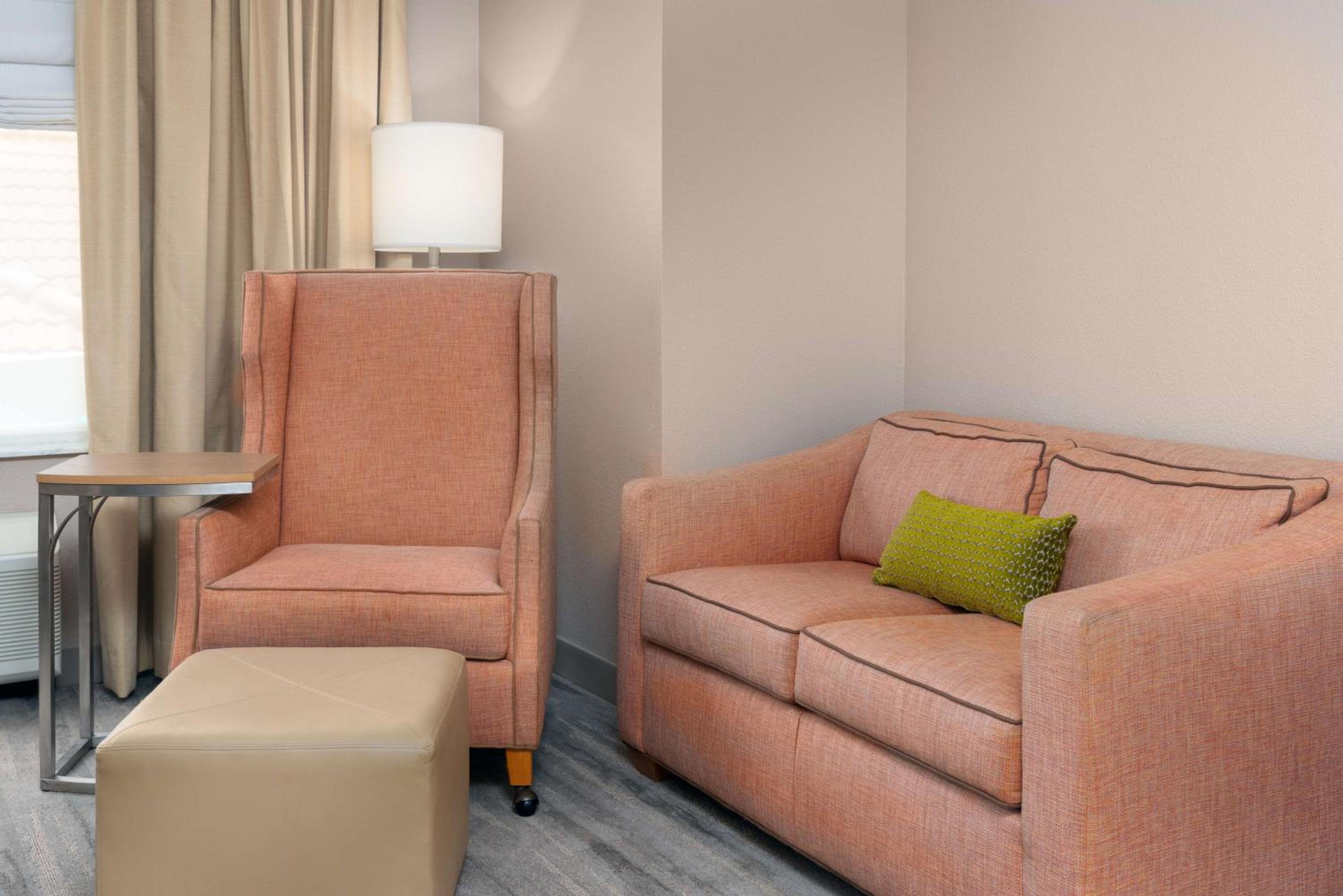 King Room with Sofa Bed - Photo 4