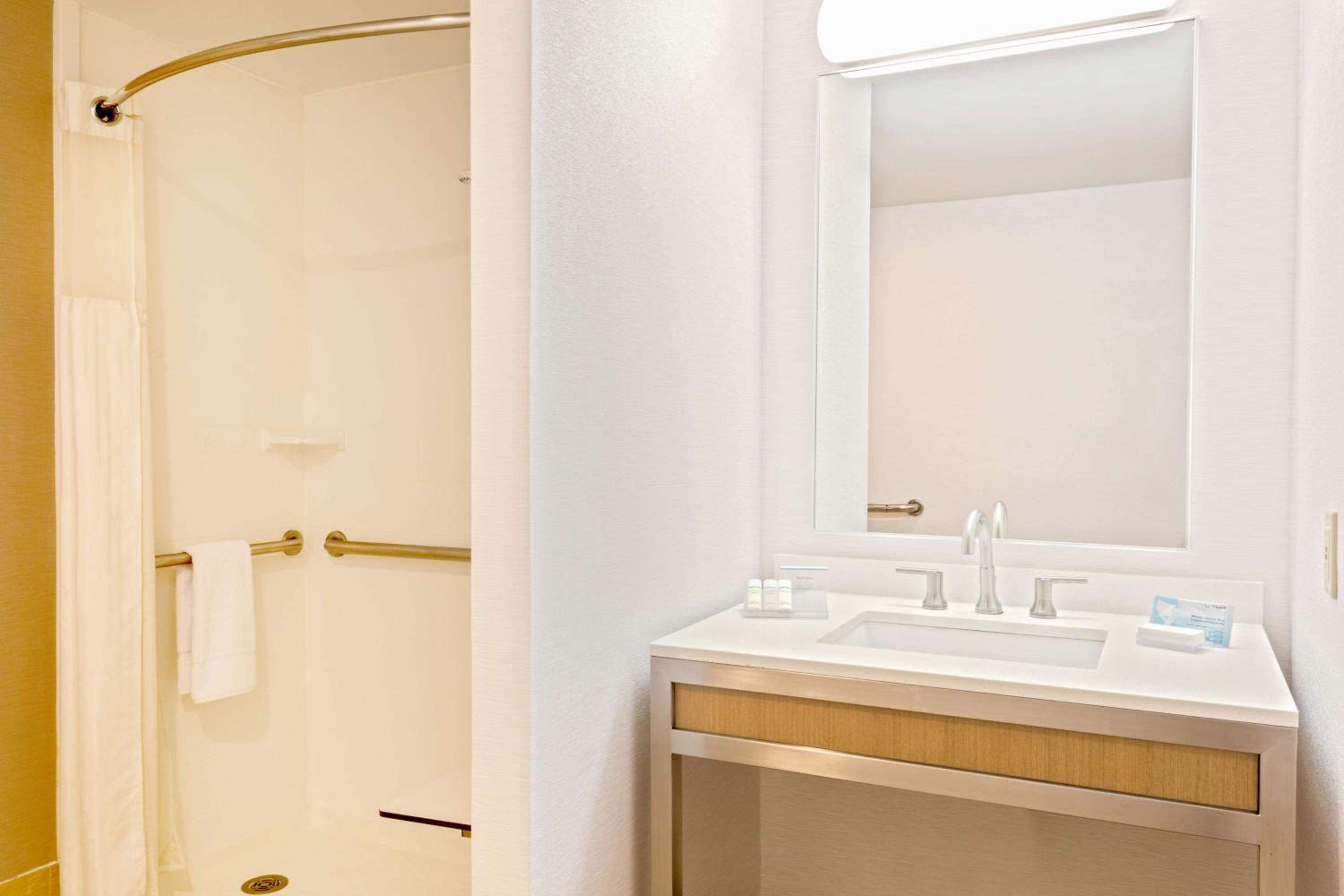 Double Room with Two Double Beds and Roll-in Shower - Mobility Access - Photo 6