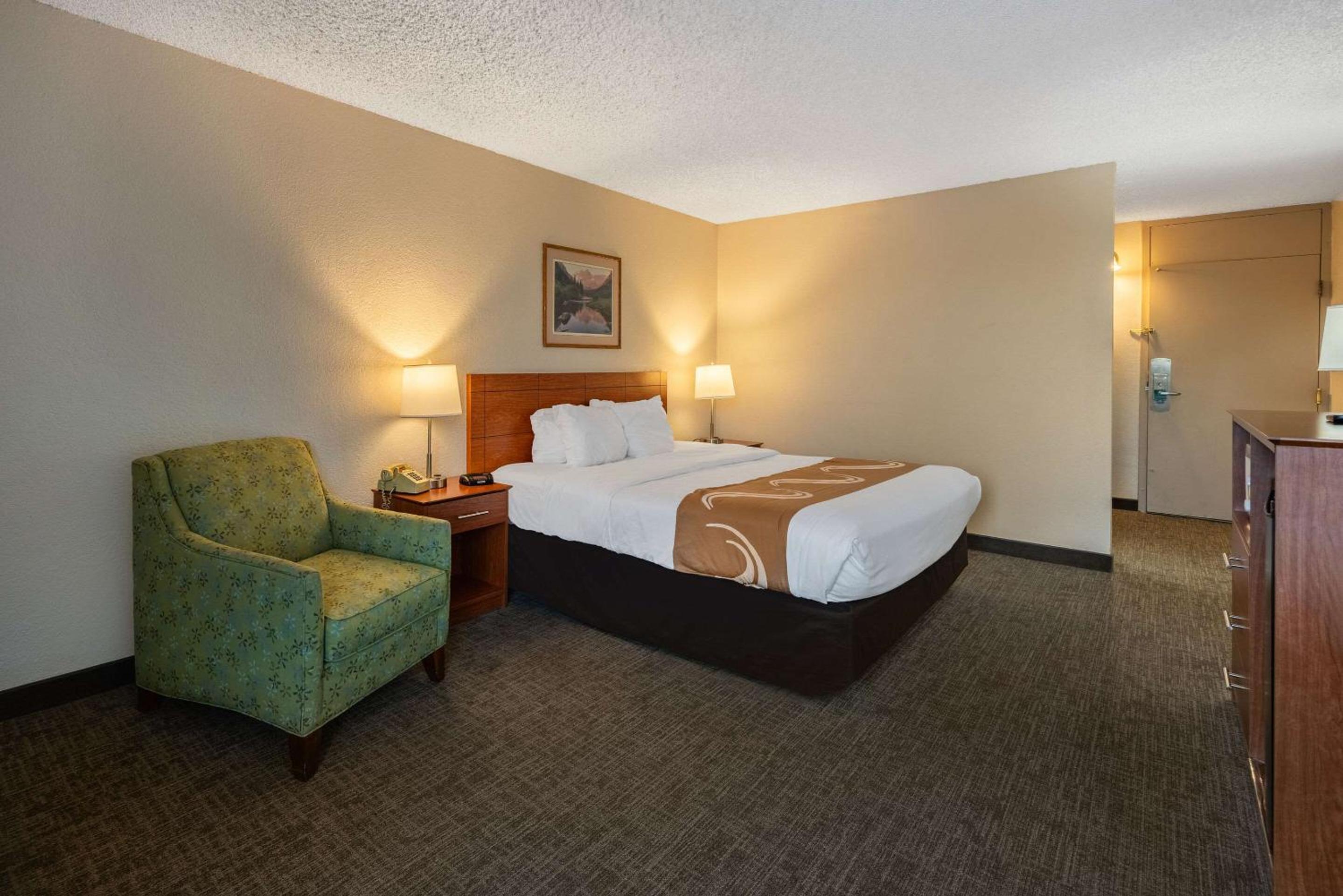 King Room - Non-Smoking - Photo 7