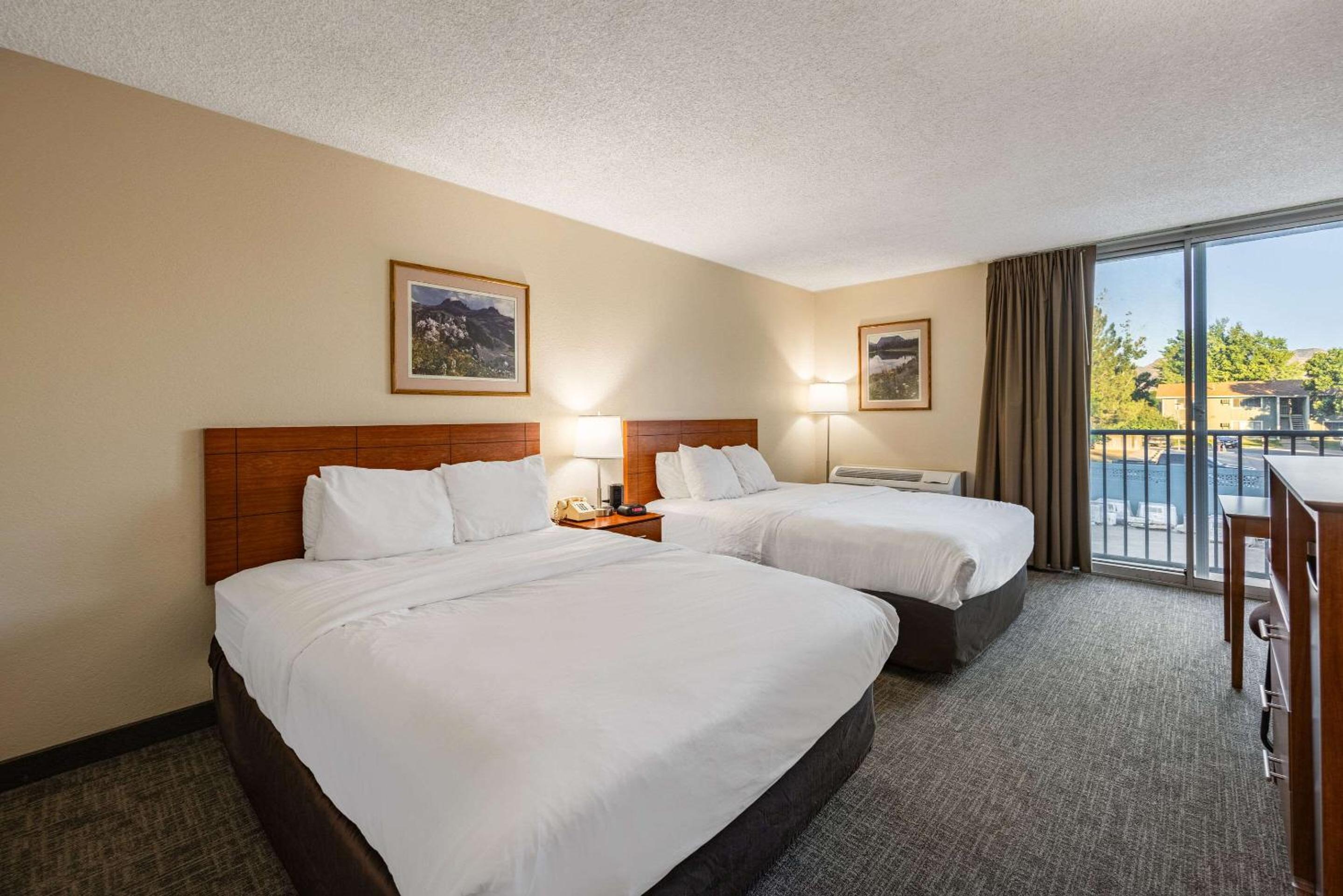 Queen Room With Two Queen Beds - Non Smoking - Photo 1