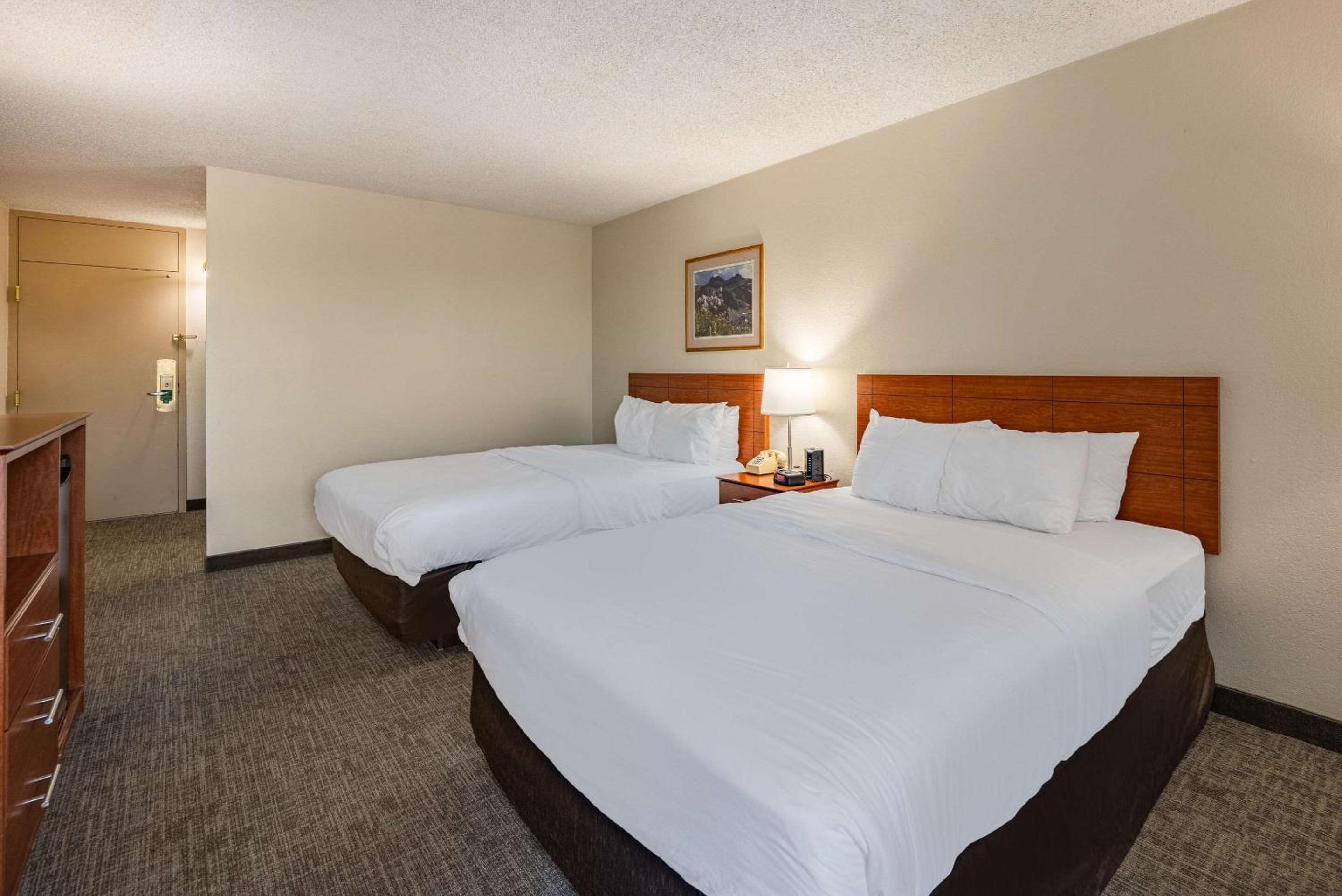 Queen Room With Two Queen Beds - Non Smoking - Photo 2
