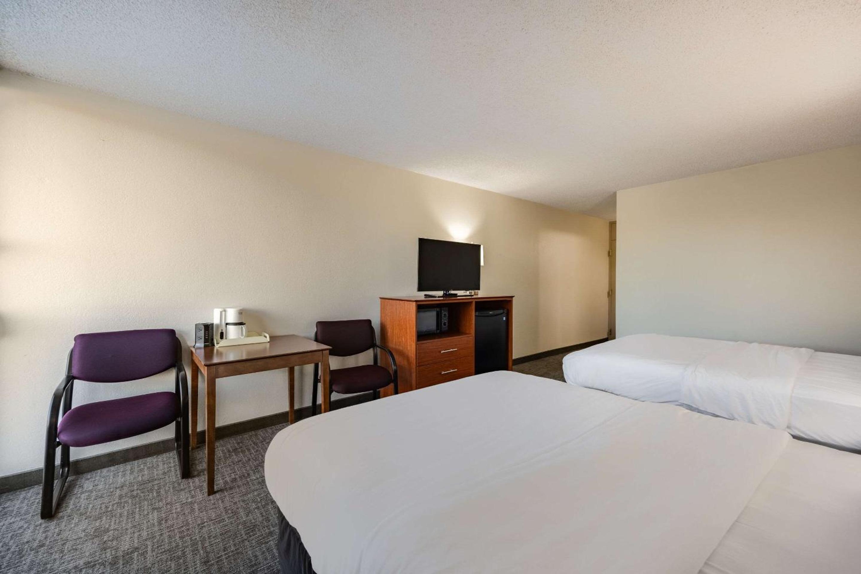 Queen Room With Two Queen Beds - Non Smoking - Photo 3
