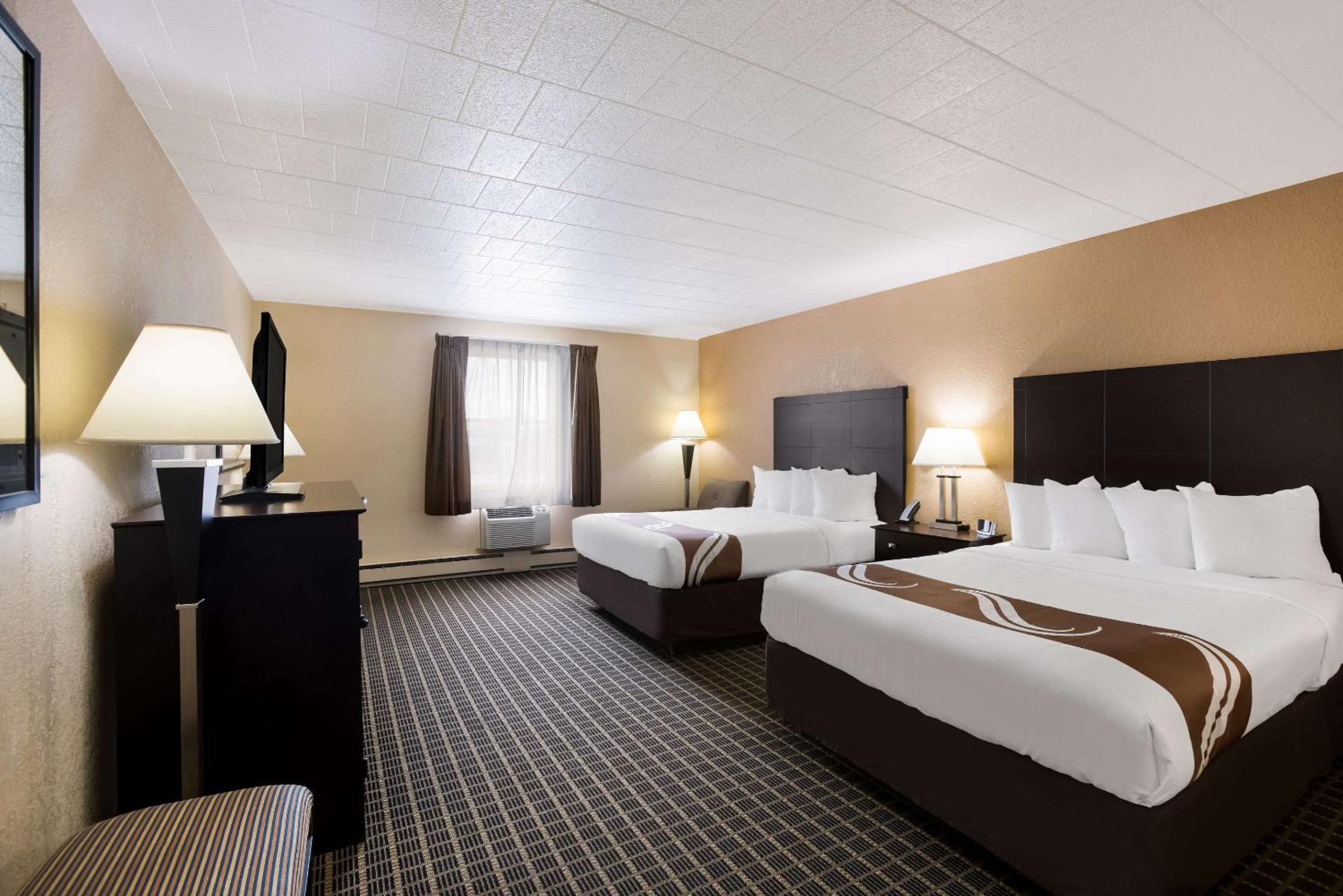 Queen Room with Two Queen Beds - Non-Smoking/Non-Pet Friendly - Photo 4