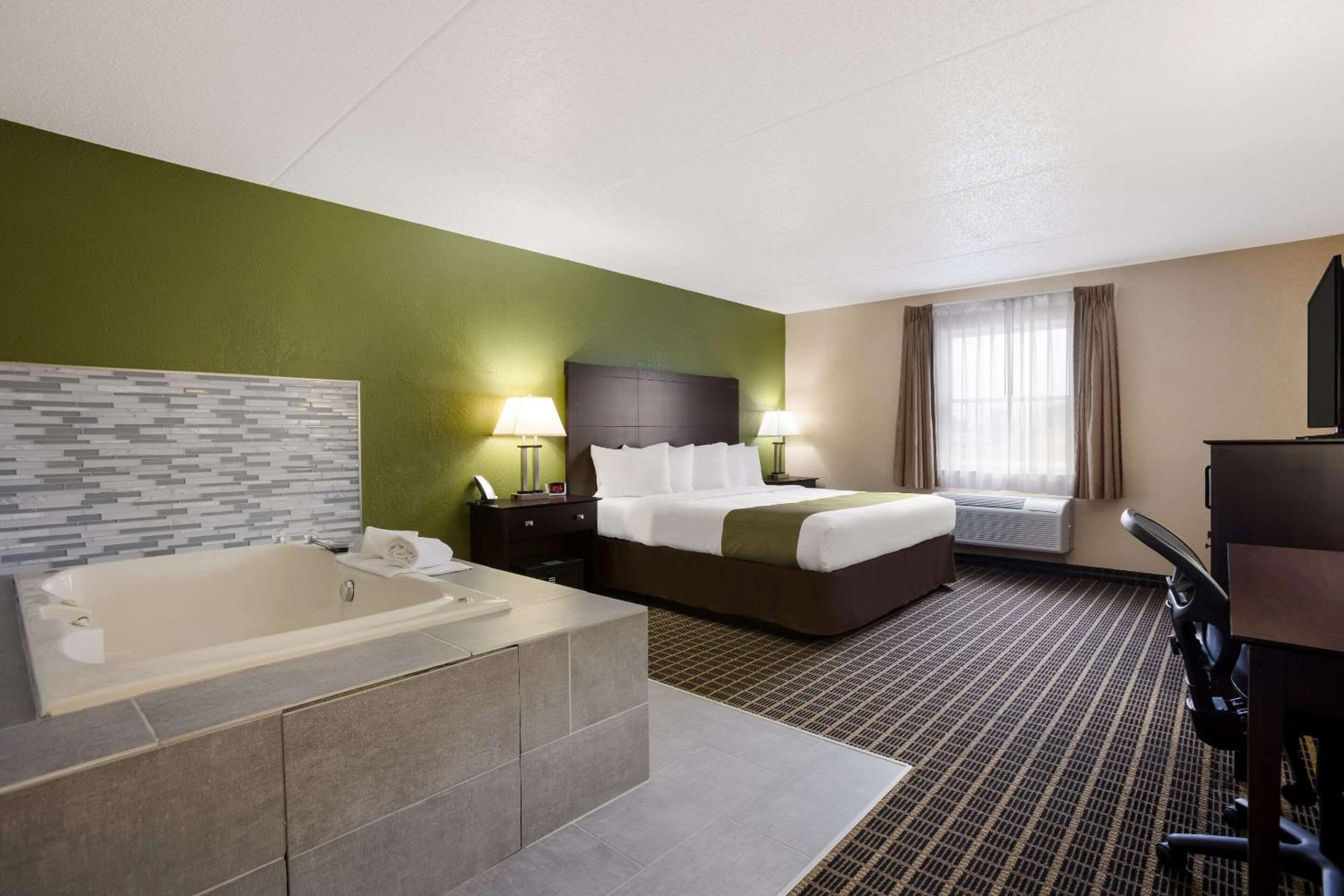 Superior King Room - Non-Smoking /Non-Pet Friendly - Photo 2