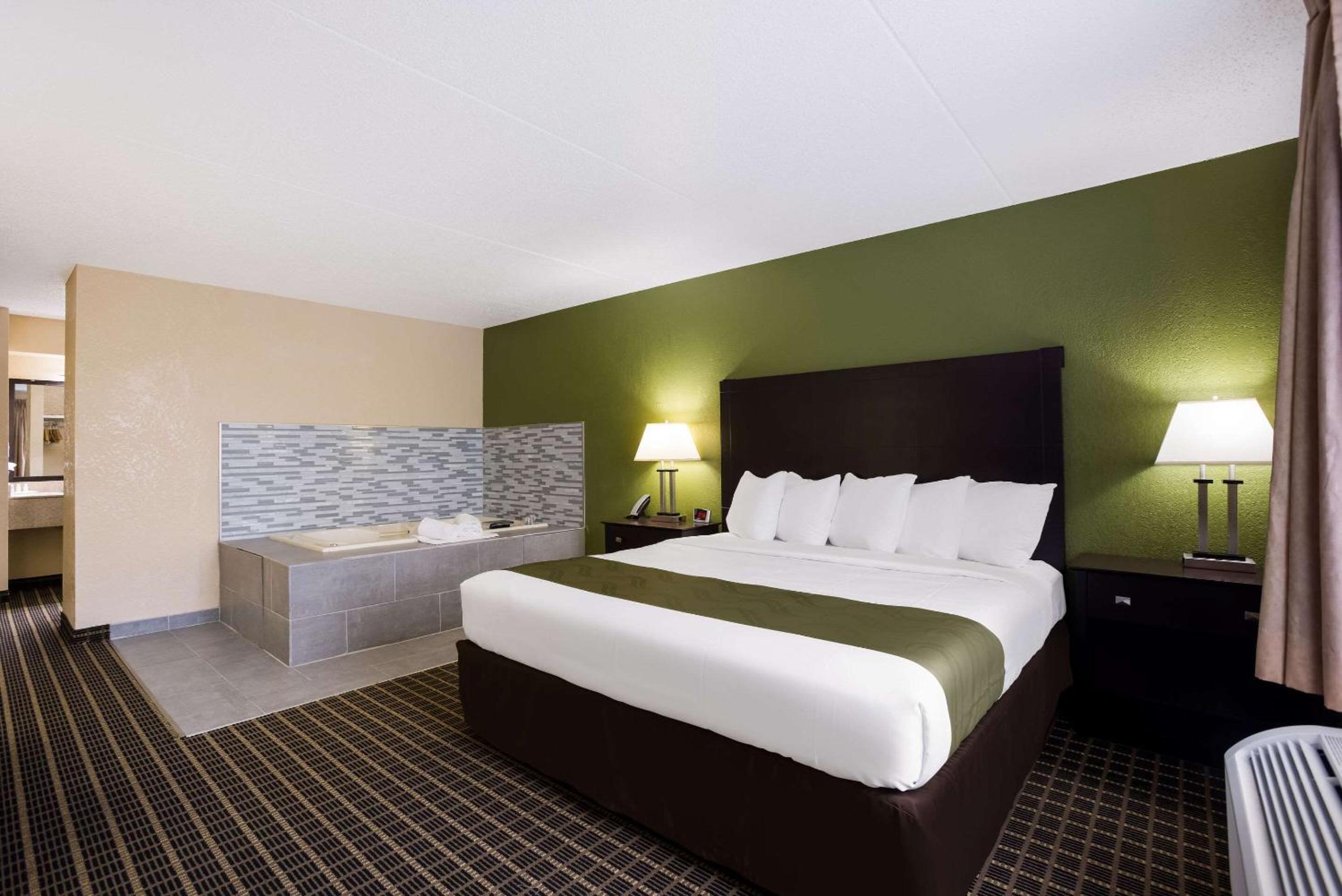 Superior King Room - Non-Smoking /Non-Pet Friendly - Photo 3