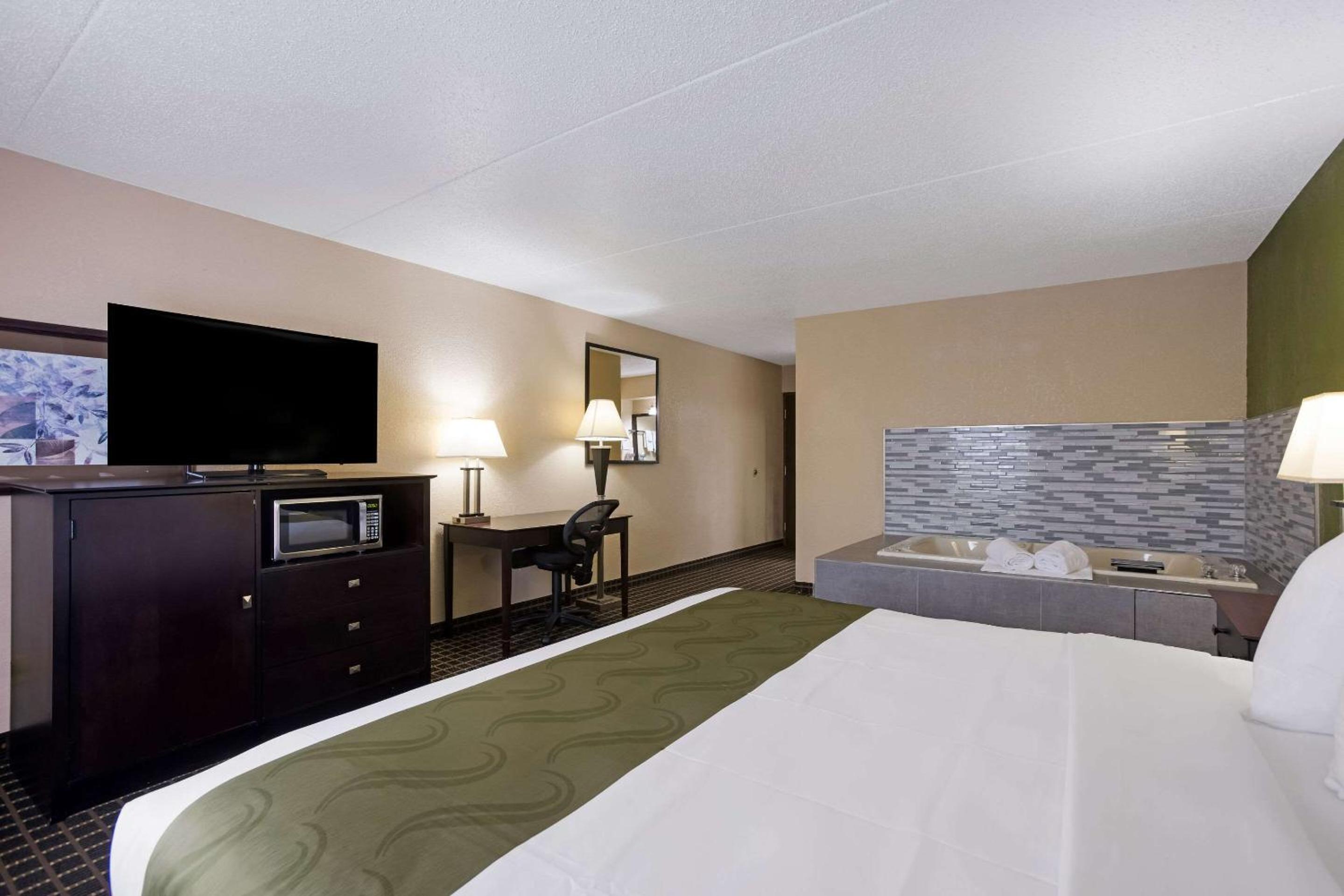 Superior King Room - Non-Smoking /Non-Pet Friendly - Photo 1