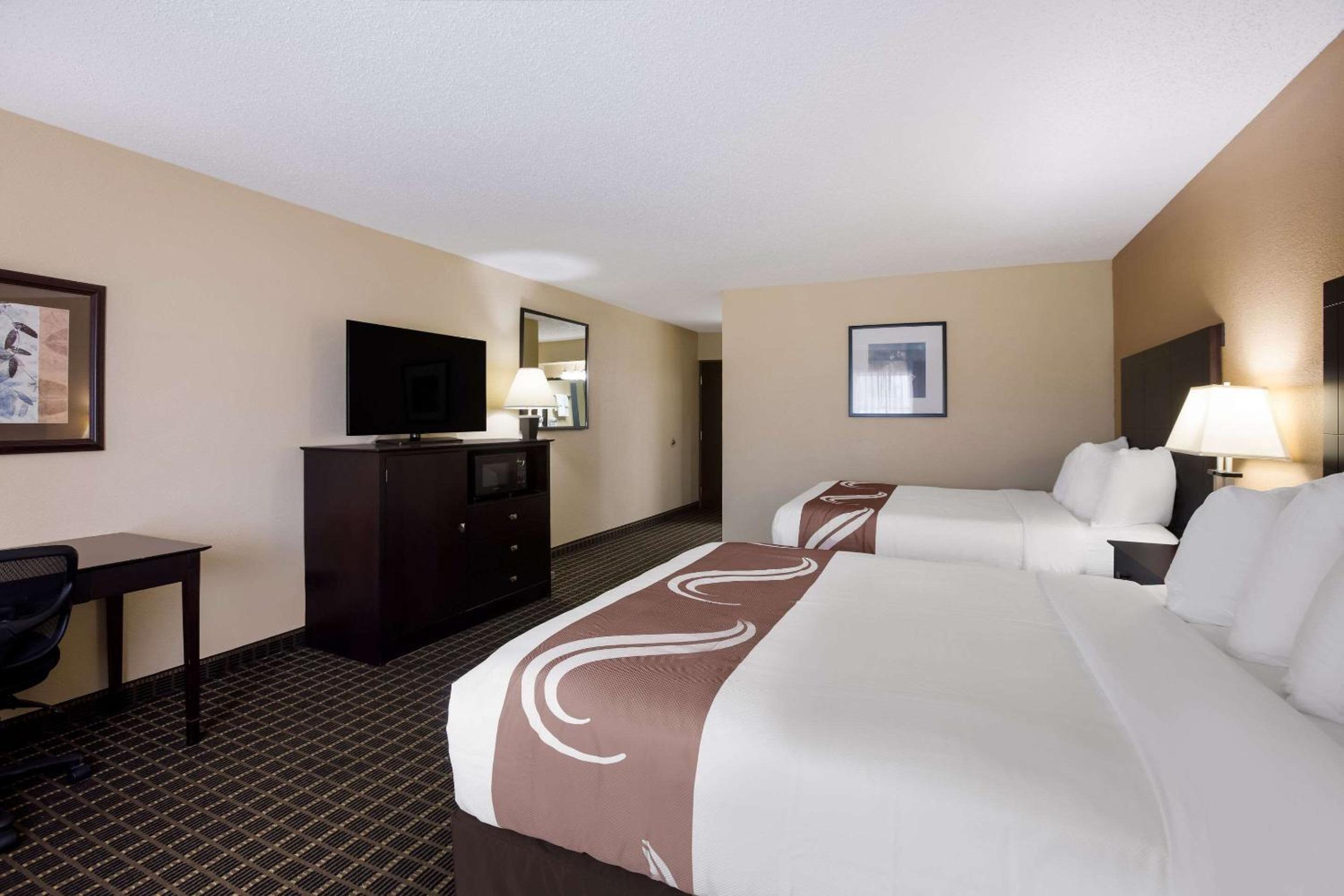 Queen Room with Two Queen Beds - Non-Smoking/Non-Pet Friendly - Photo 2