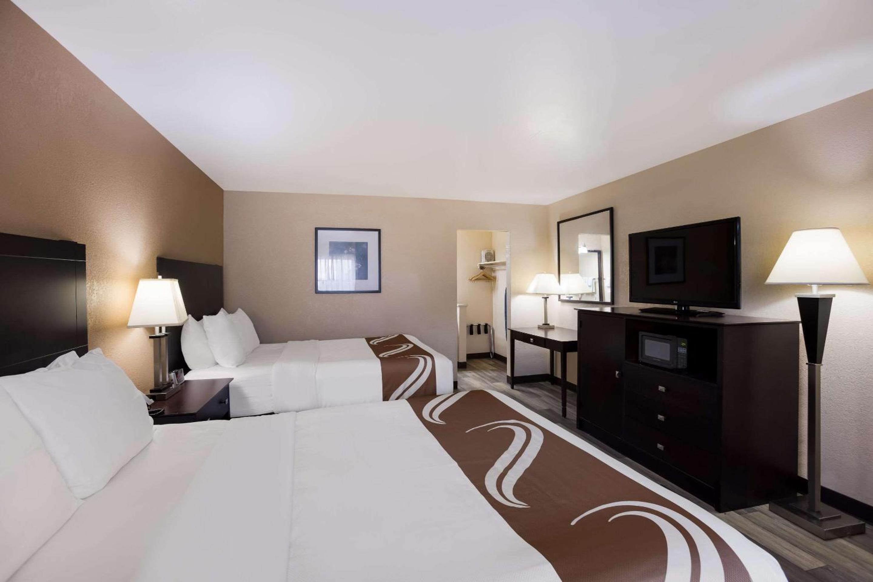 Queen Room with Two Queen Beds - Non-Smoking/Pet Friendly - Photo 5
