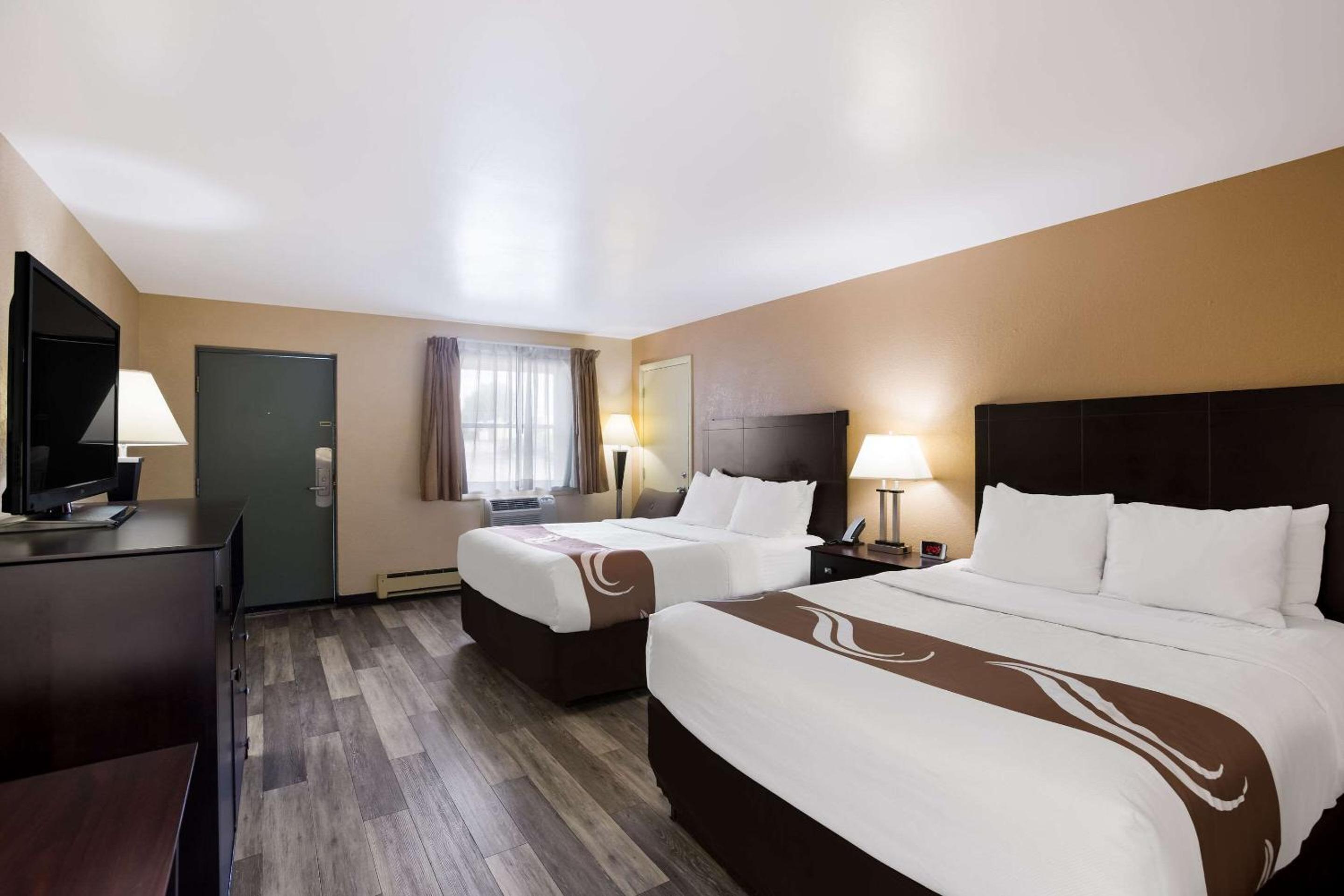 Queen Room with Two Queen Beds - Non-Smoking/Pet Friendly - Photo 2
