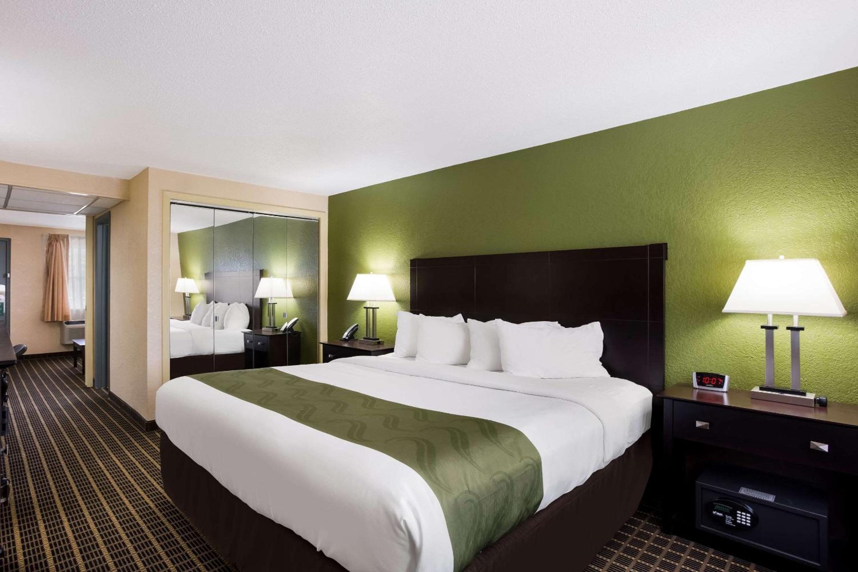 King Suite - Non-Smoking/Non-Pet Friendly - Photo 2