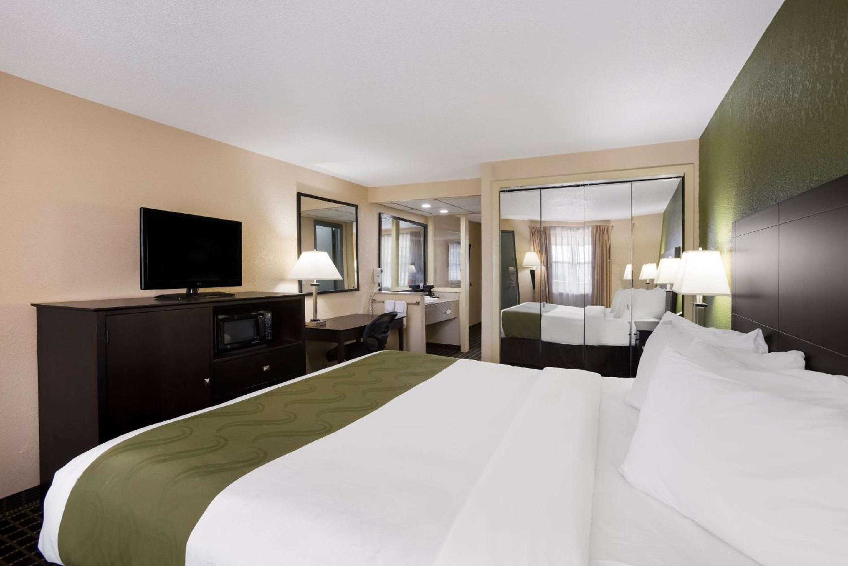 King Suite - Non-Smoking/Non-Pet Friendly - Photo 3