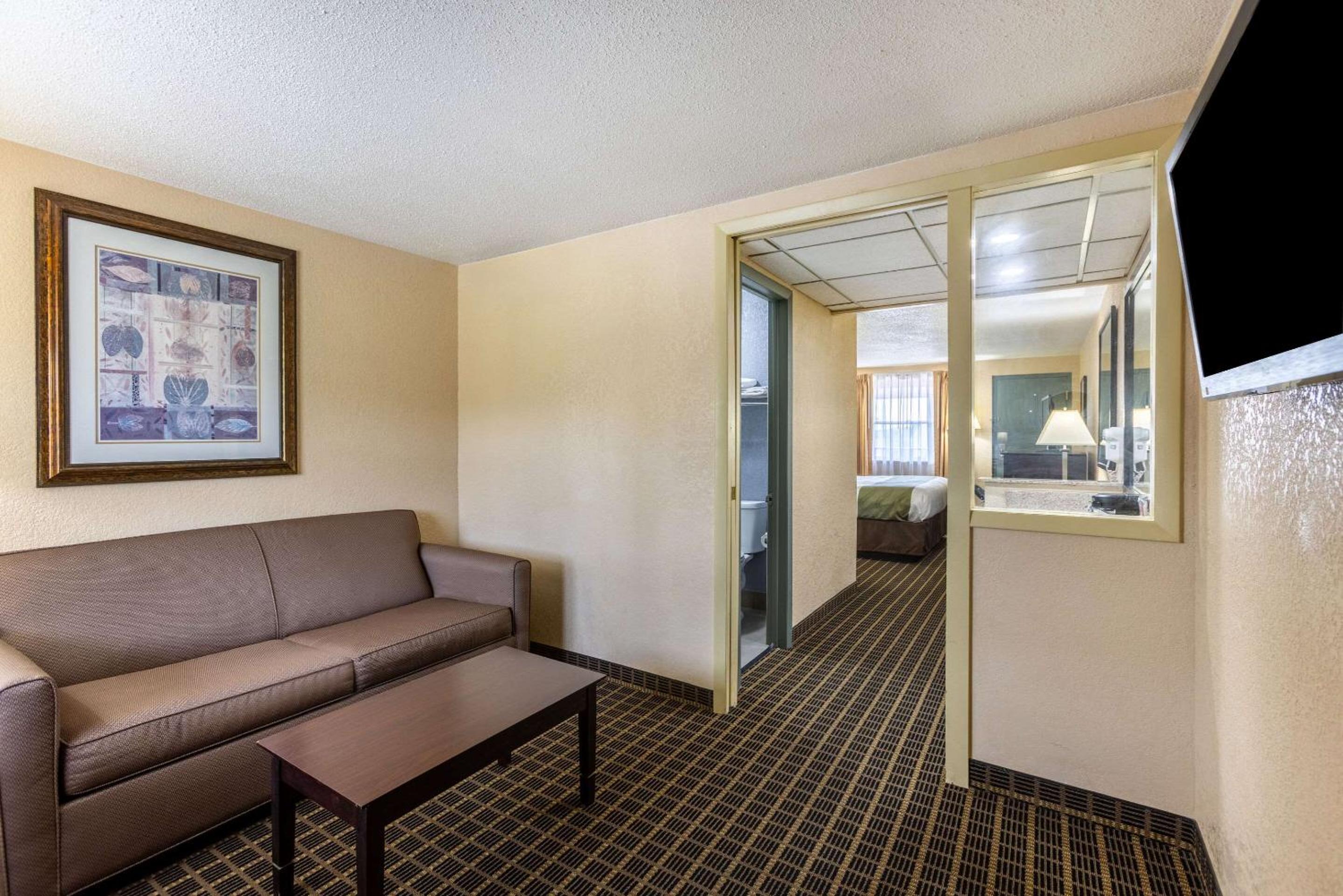 King Suite - Non-Smoking/Non-Pet Friendly - Photo 1