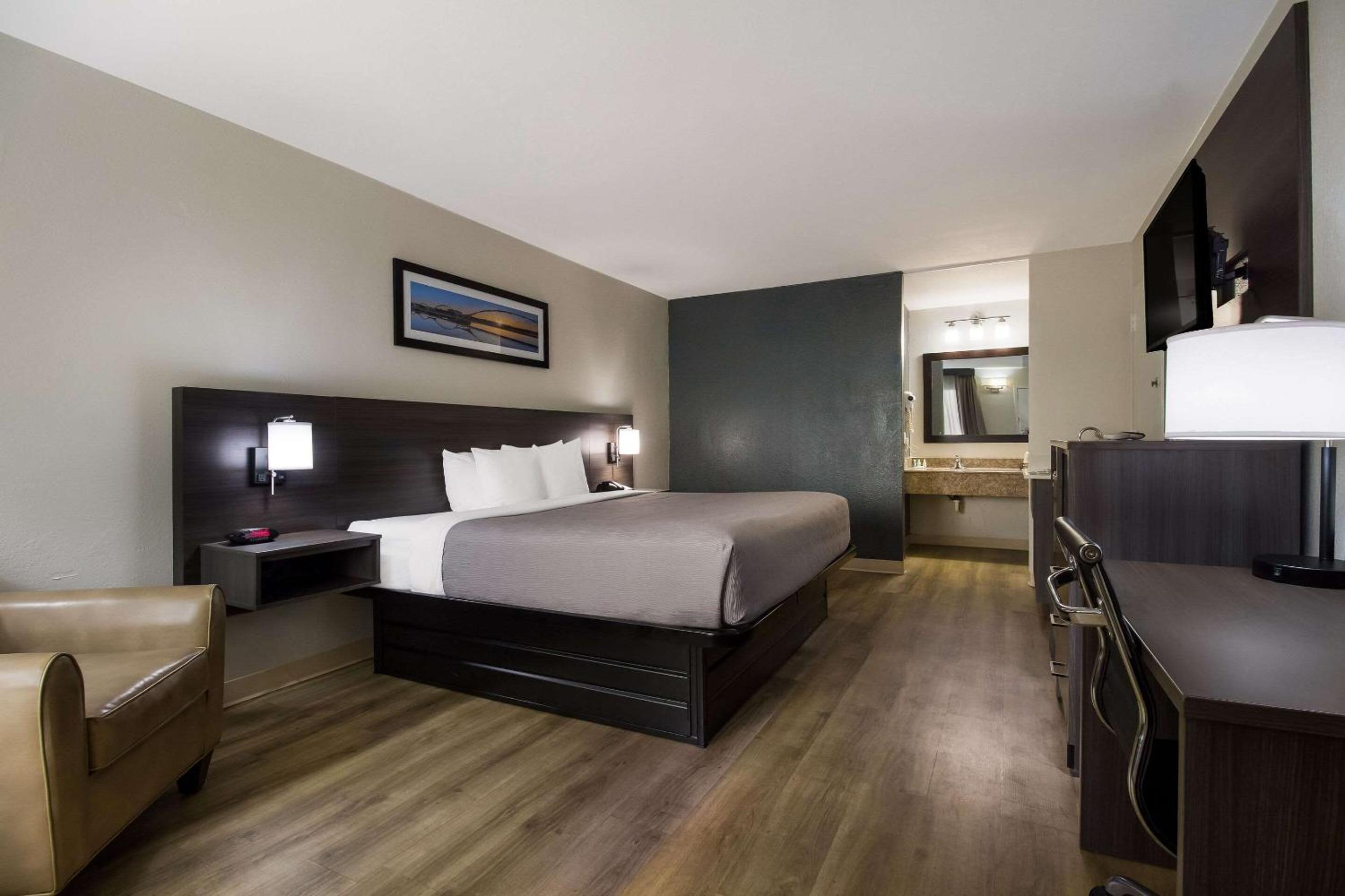 King Room - Non-Smoking - Photo 6