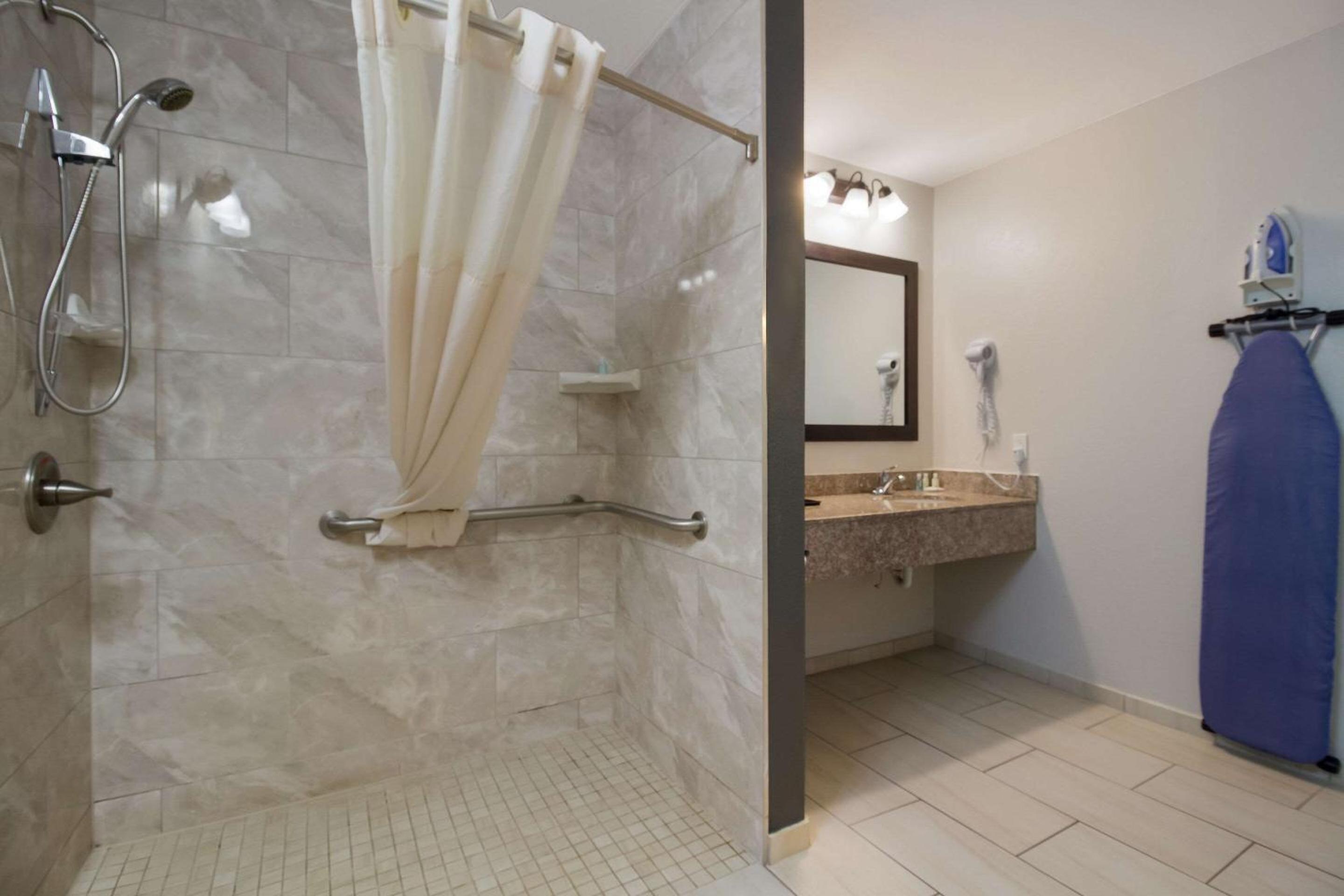 King Room - Accessible/Non-Smoking - Photo 4
