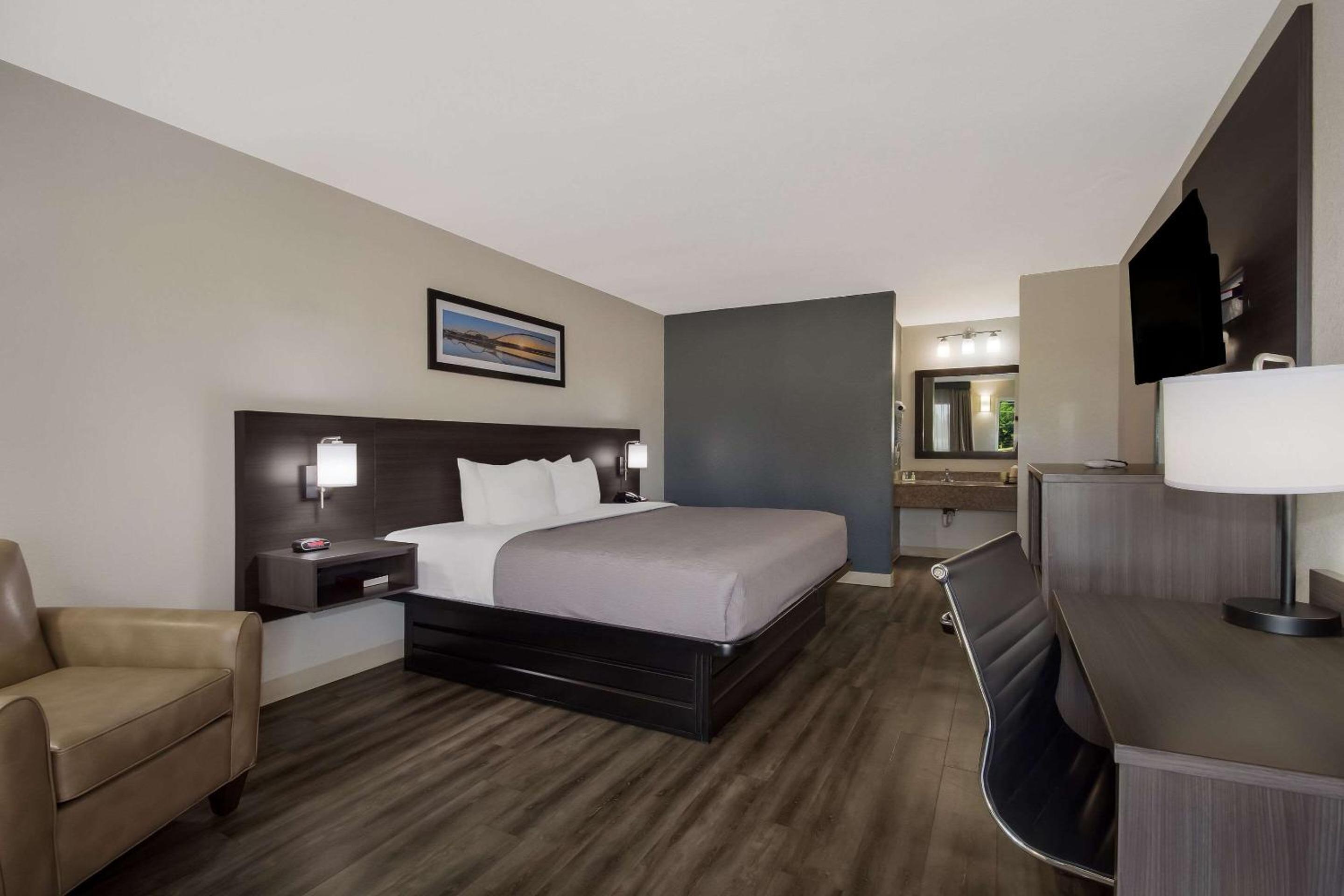 King Room - Non-Smoking - Photo 3