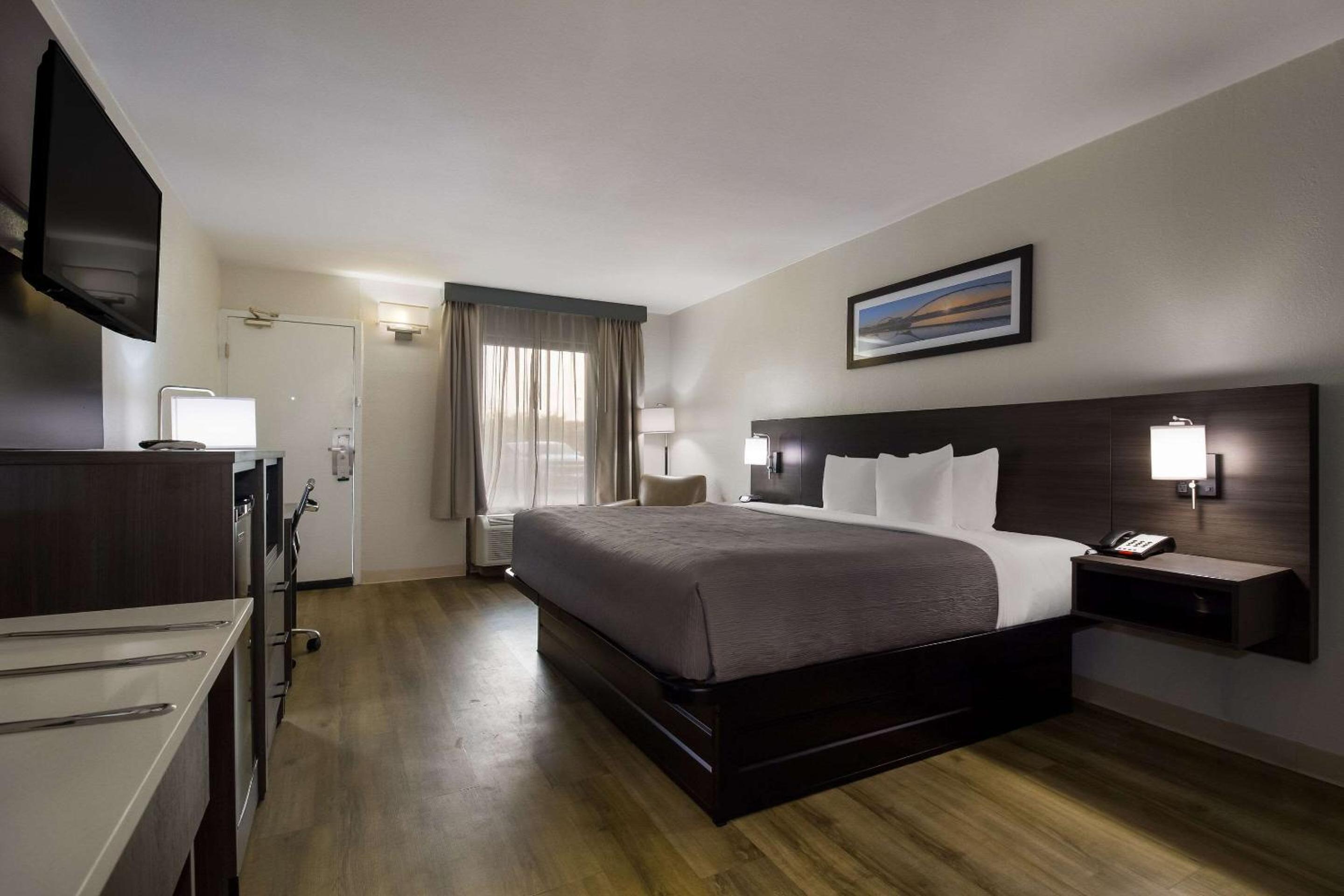 King Room - Non-Smoking - Photo 5