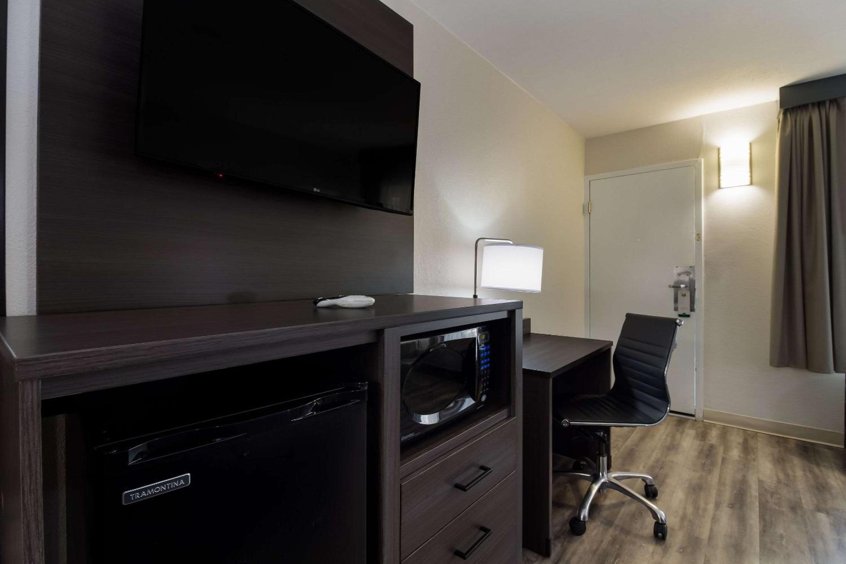 Double Room with Two Double Beds - Smoking - Photo 6