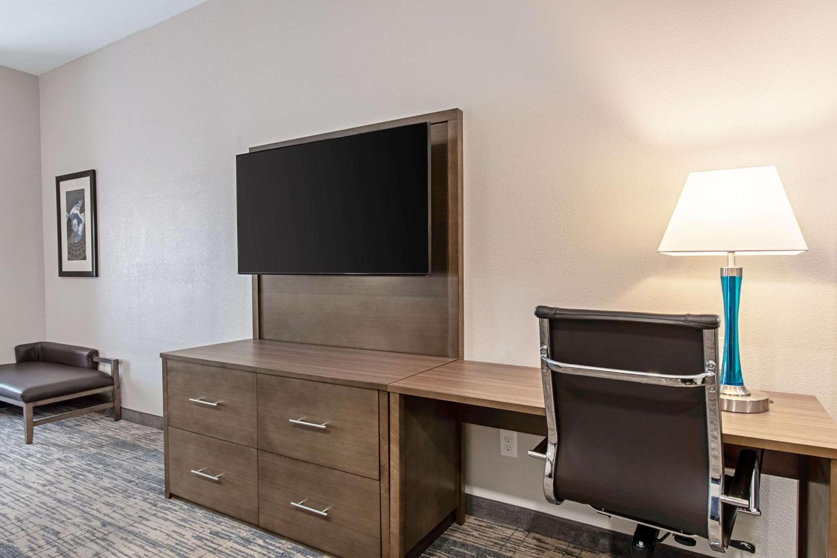 Queen Suite with Sofa Bed - Non-Smoking photo 3