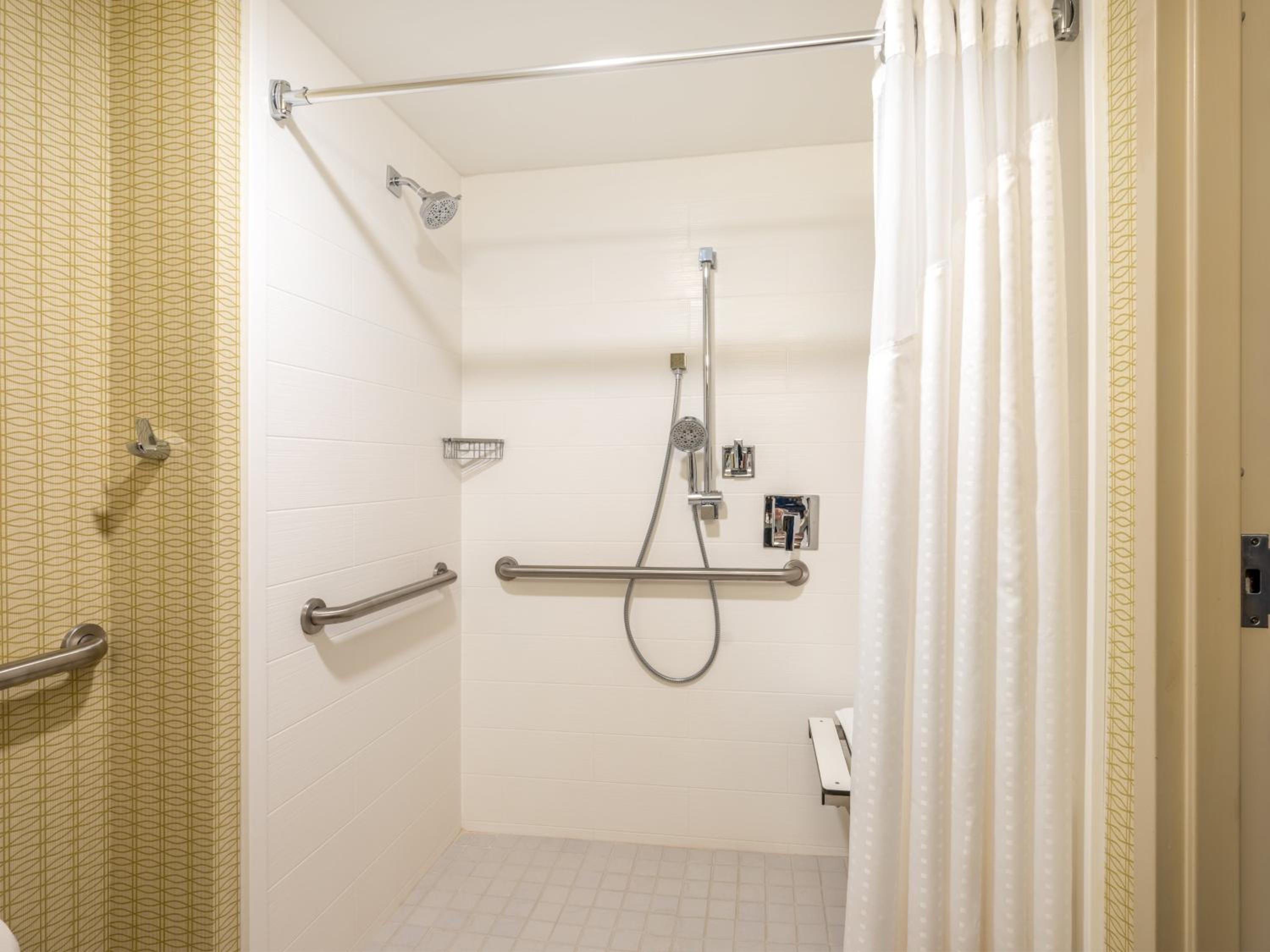 Standard Queen Room with Two Queen Beds and Roll-In Shower - Mobility Access photo 3