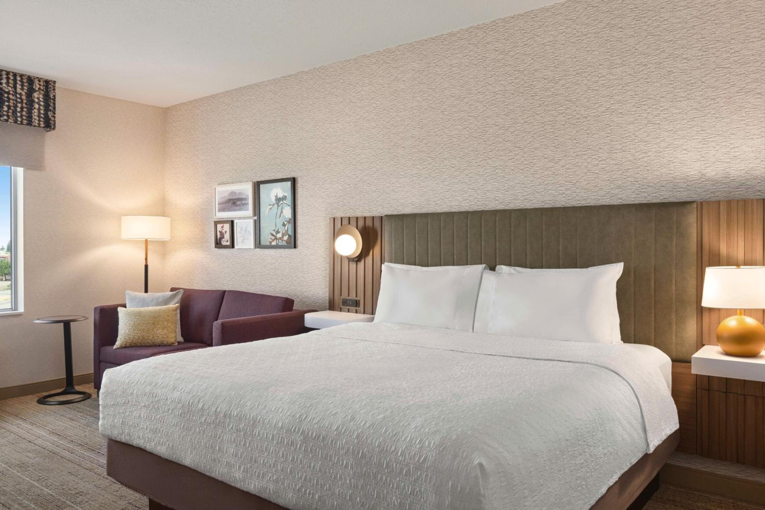 King Room with Sofa Bed - Photo 1