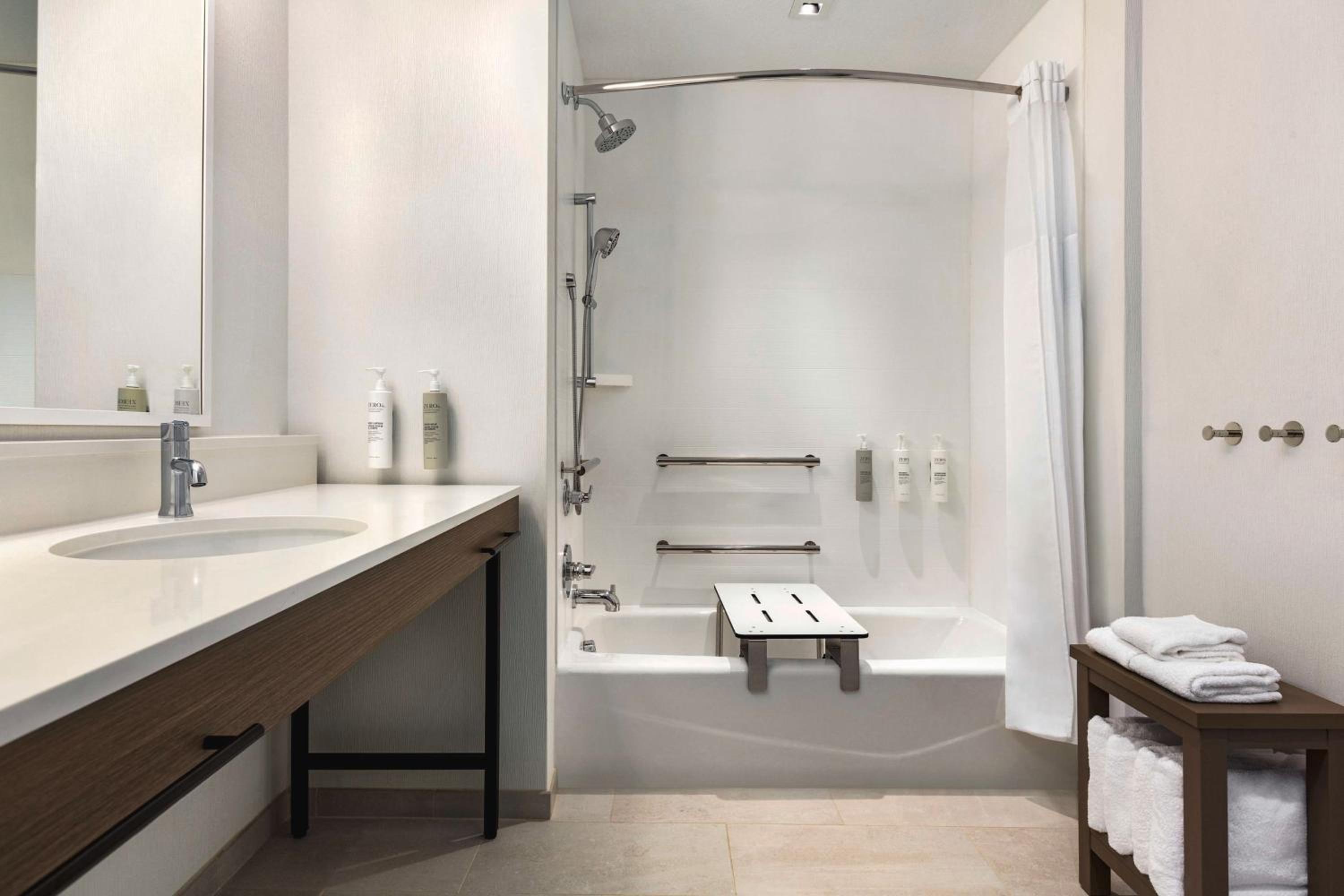 King Studio with Bath Tub - Mobility Accessible - Photo 4