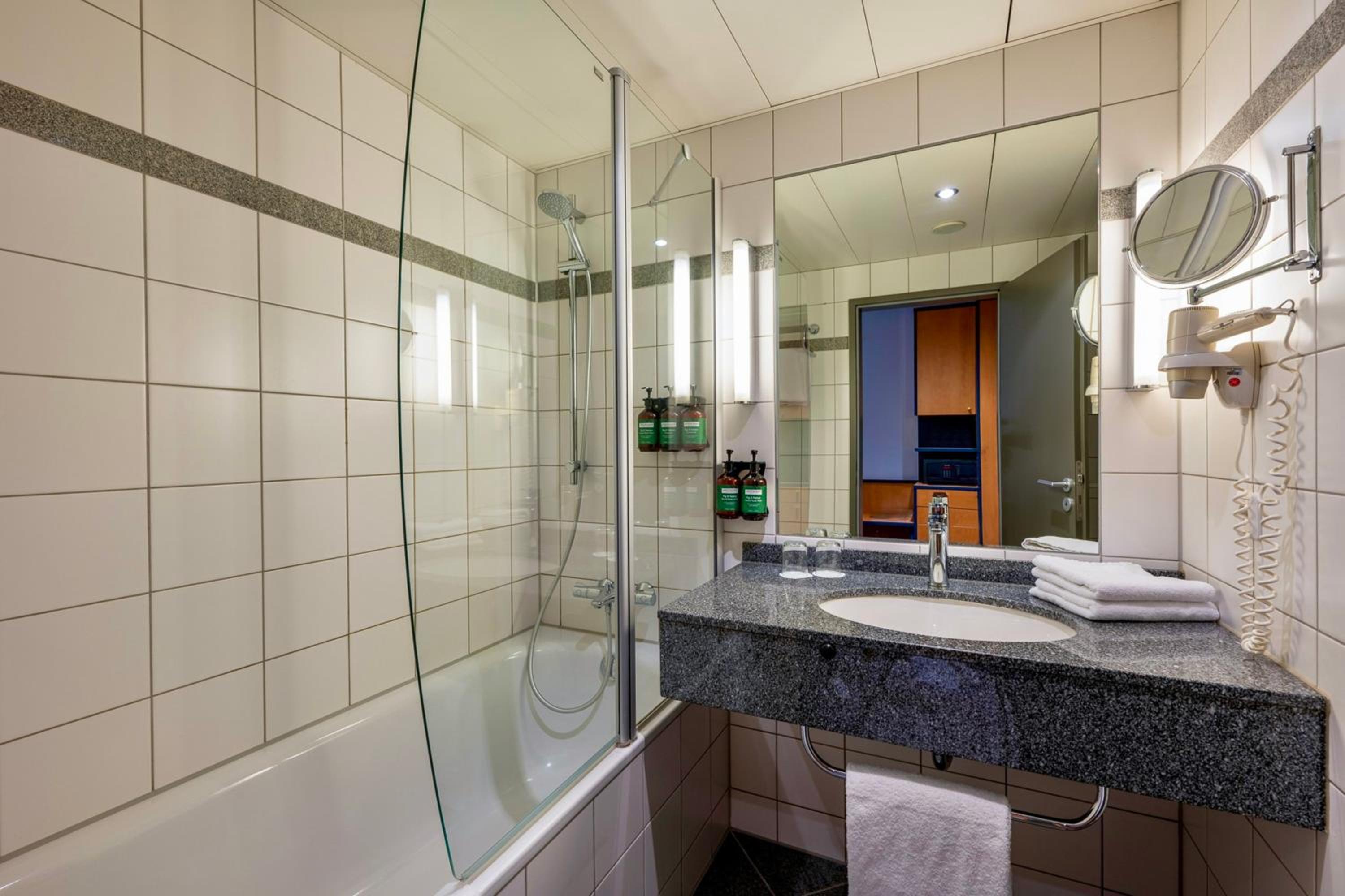 Standard Twin Room thumbnail 6
