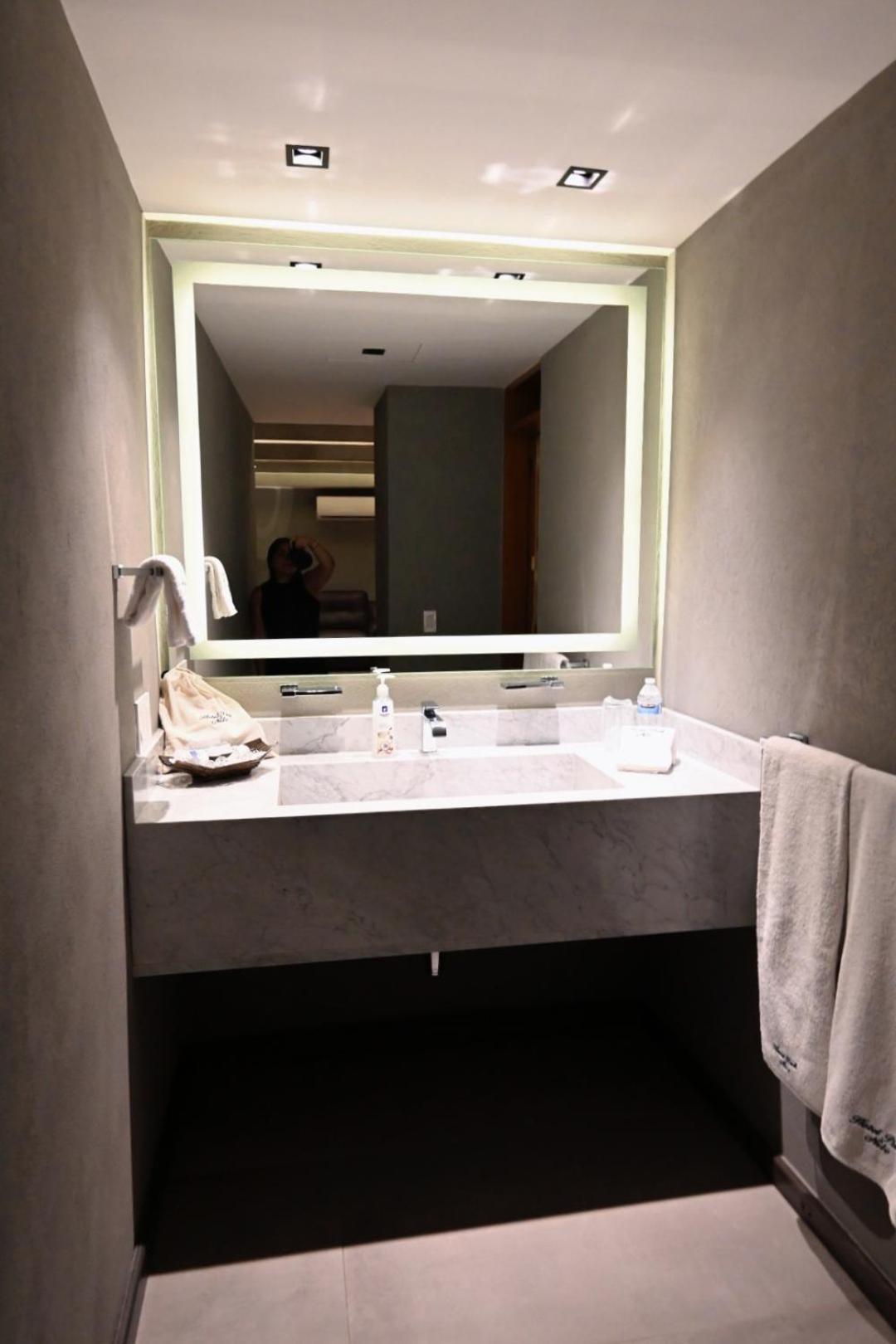 Deluxe King Room - Photo 9